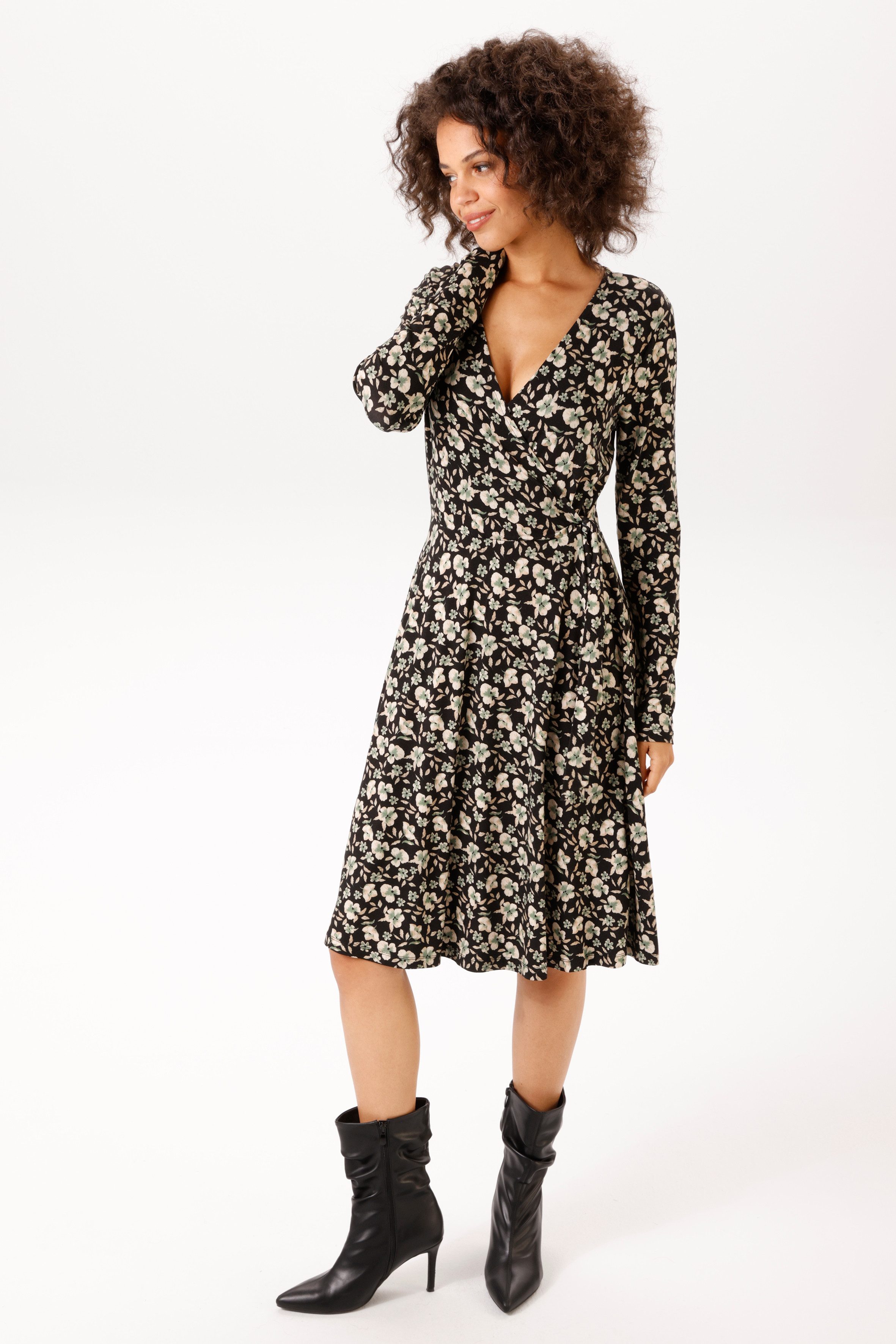 Aniston CASUAL Jerseykleid mit kleinen Blüten und Blättern bedruckt - NEUE KOLLEKTION. € 49,99, (€ 49,99 pro 1 Stk).