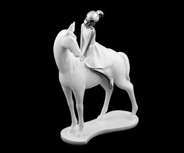 Brillibrum Dekofigur Skulptur Mädchen mit Pferd Polyresin Figur Weiß Silber Zauberhafte Pferdedeko Pferdemädchen