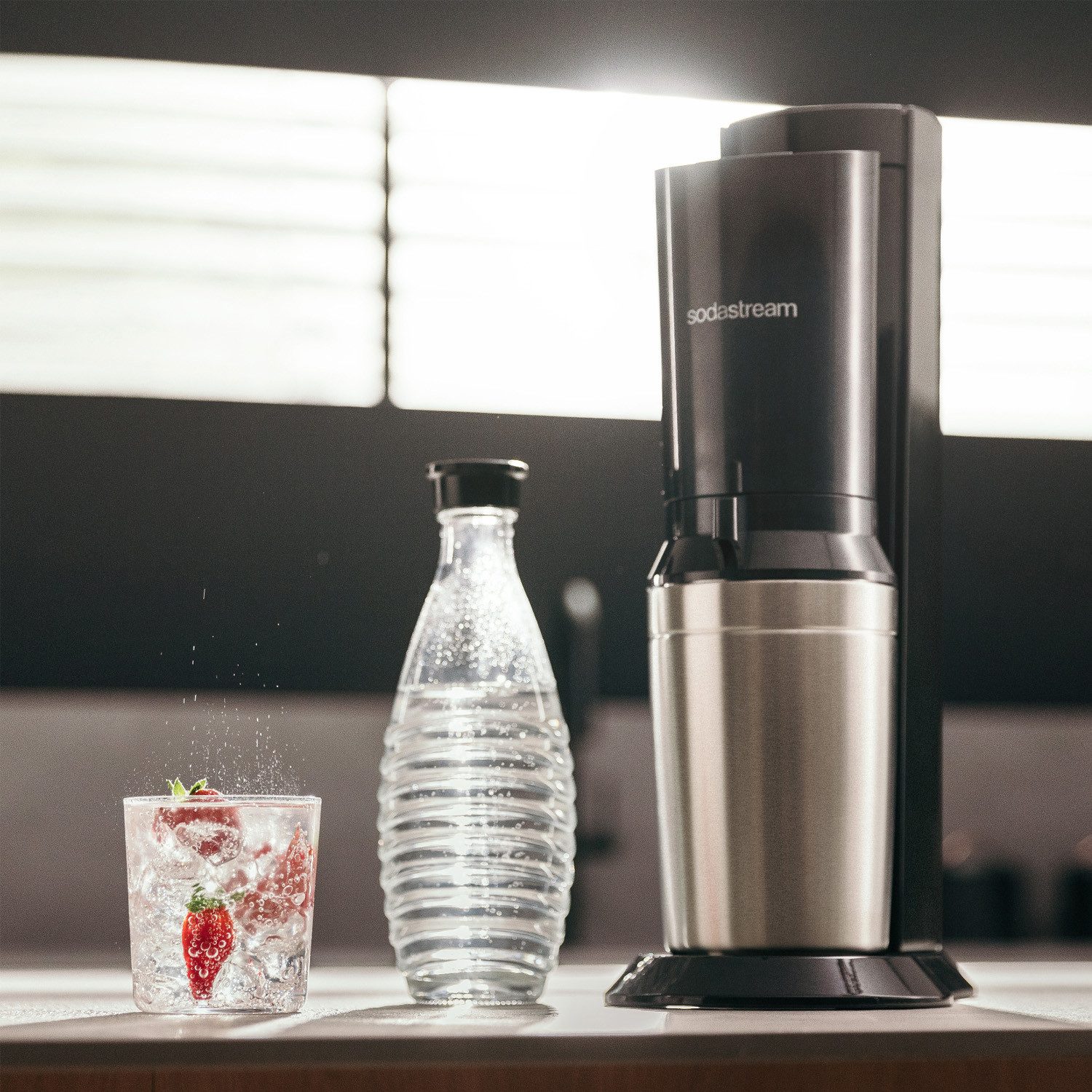 SodaStream Wassersprudler »Crystal« Mega-Bundle, (7-tlg), Wassersprudler, CO2-Zyl., Glaskaraffen, Abtropfhalter, Flaschenbürste