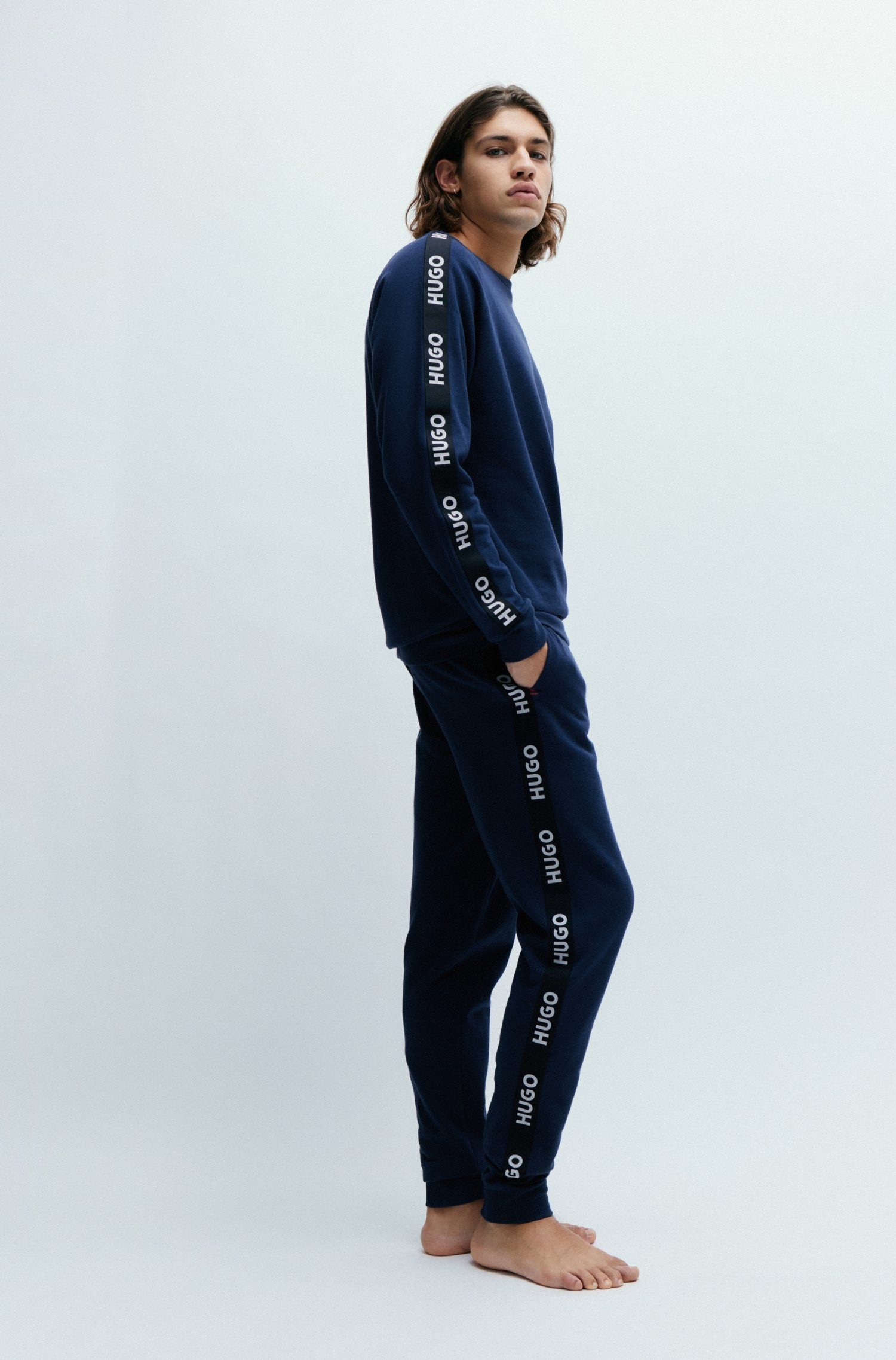 Pant Sporty Dark mit HUGO Schriftzug HUGO Logo Blue405 Sweathose durchgehenden