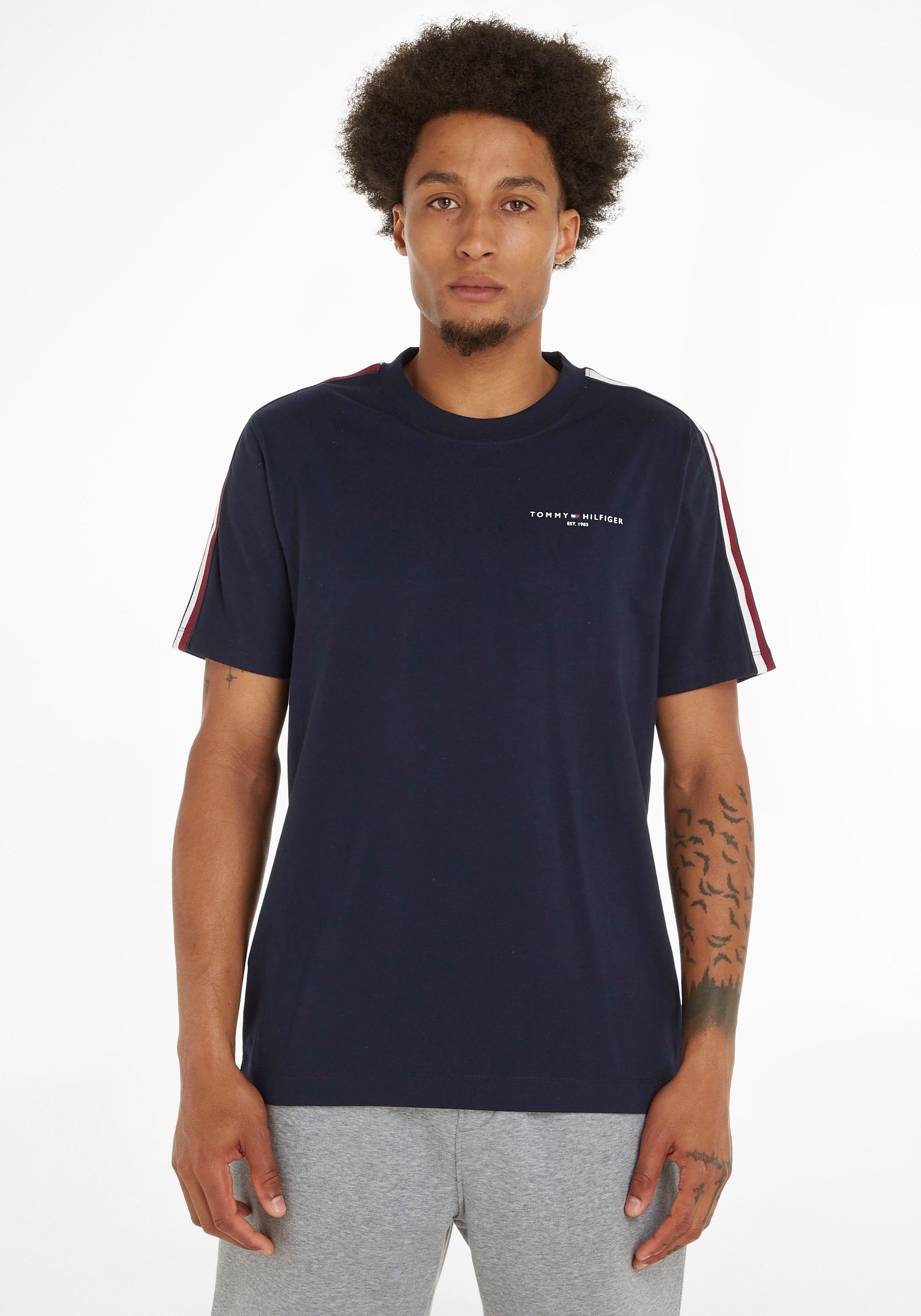 Tommy Hilfiger Rundhalsshirt GLOBAL STRIPE PREP TEE mit Streifen in TH-Farben an beiden Ärmeln Desert Sky