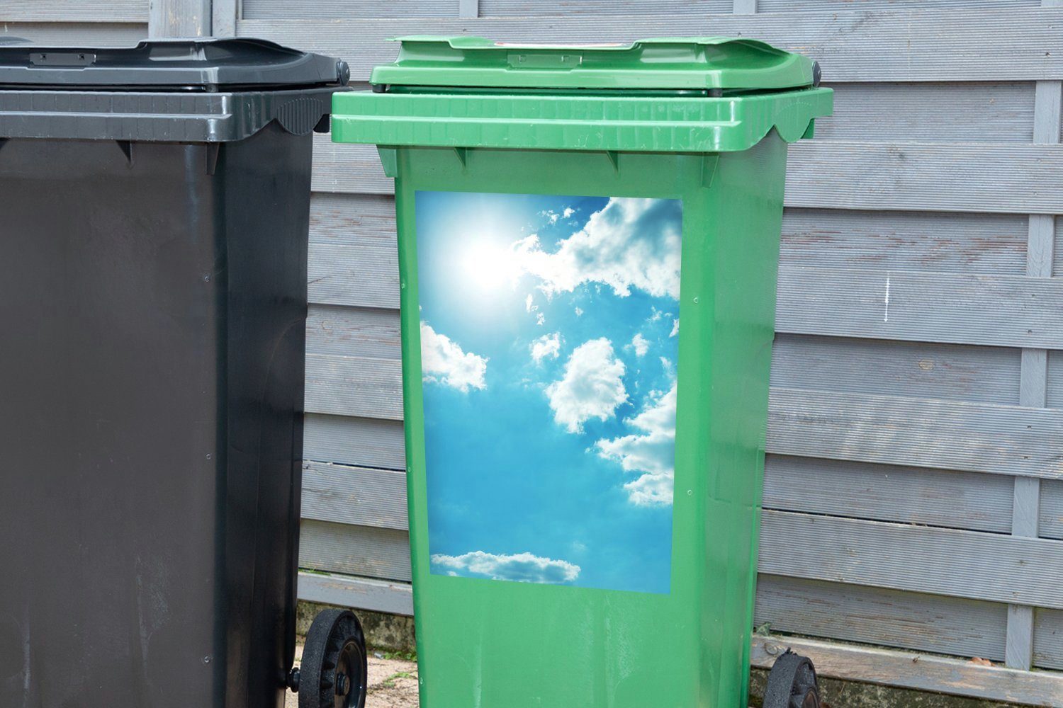 MuchoWow Wandsticker Mülltonne, (1 Abfalbehälter am bewölkten Mülleimer-aufkleber, Sonne St), Container, Sticker, Himmel