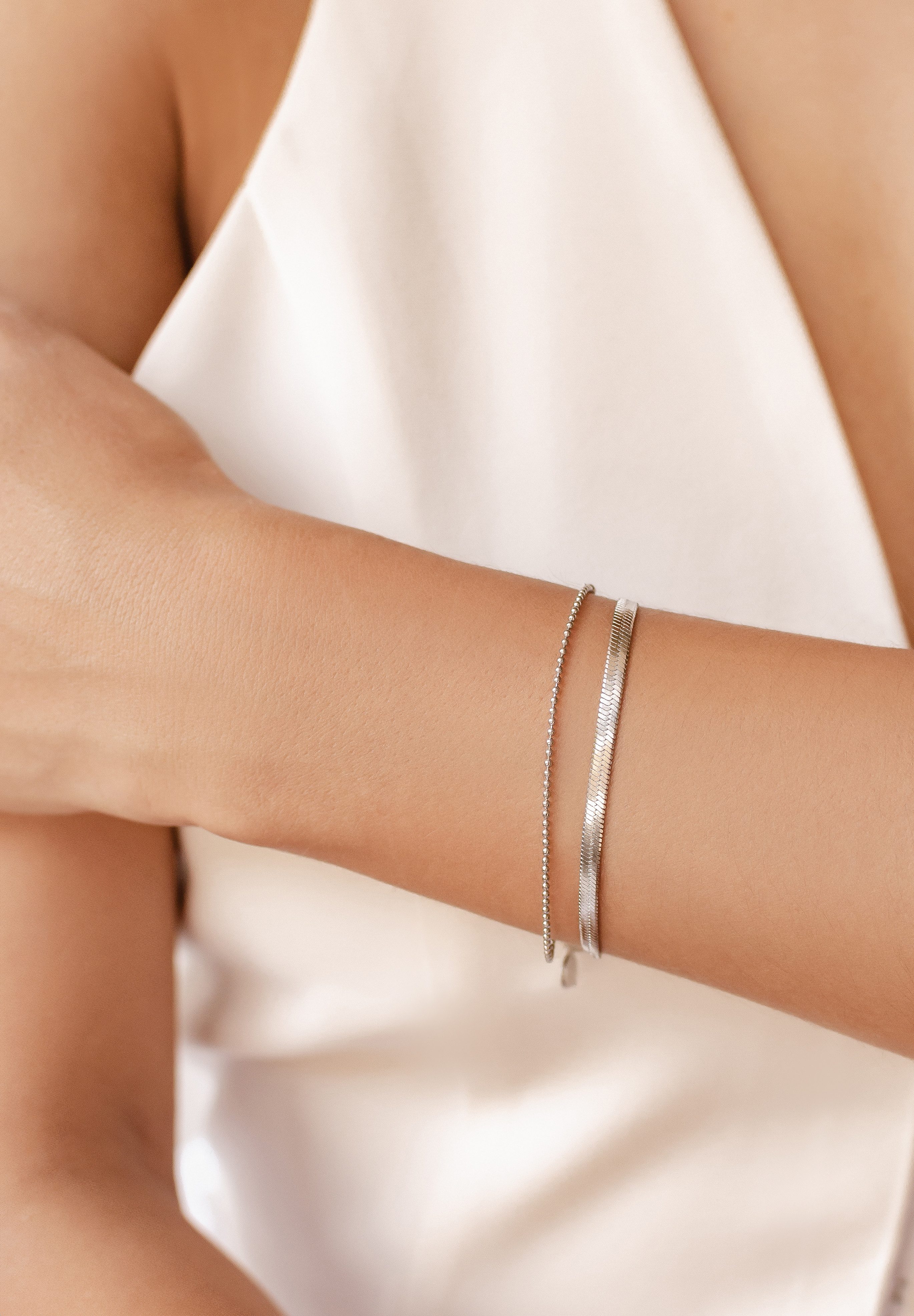 Hey Happiness Edelstahlarmband Set Damen 'Glanzspiel', doppelreihig & minimalistisch, 2er Layer Set Schlangen und Erbskette Armbänder, wasserfest