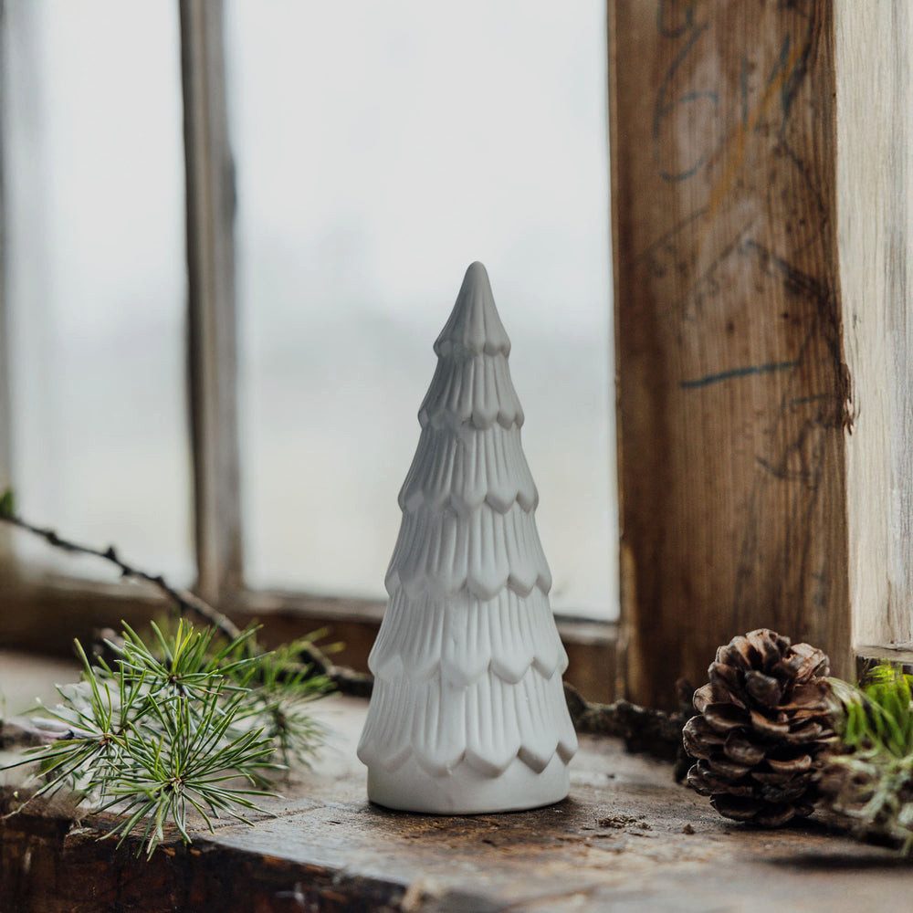 Storefactory Dekoobjekt Weihnachtsbaum Granbacken aus Keramik in weiß