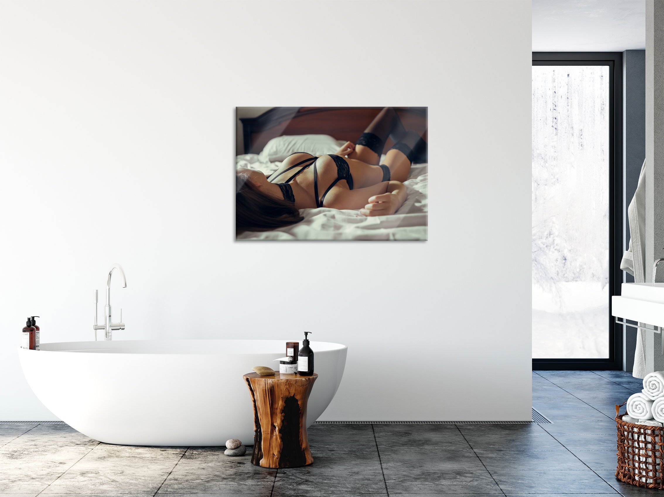 Bett, Abstandshalter erotischen in Glasbild Echtglas, St), Frau aus Aufhängungen Pixxprint Dessous auf inkl. Dessous und erotischen in Frau (1 Glasbild Bett auf