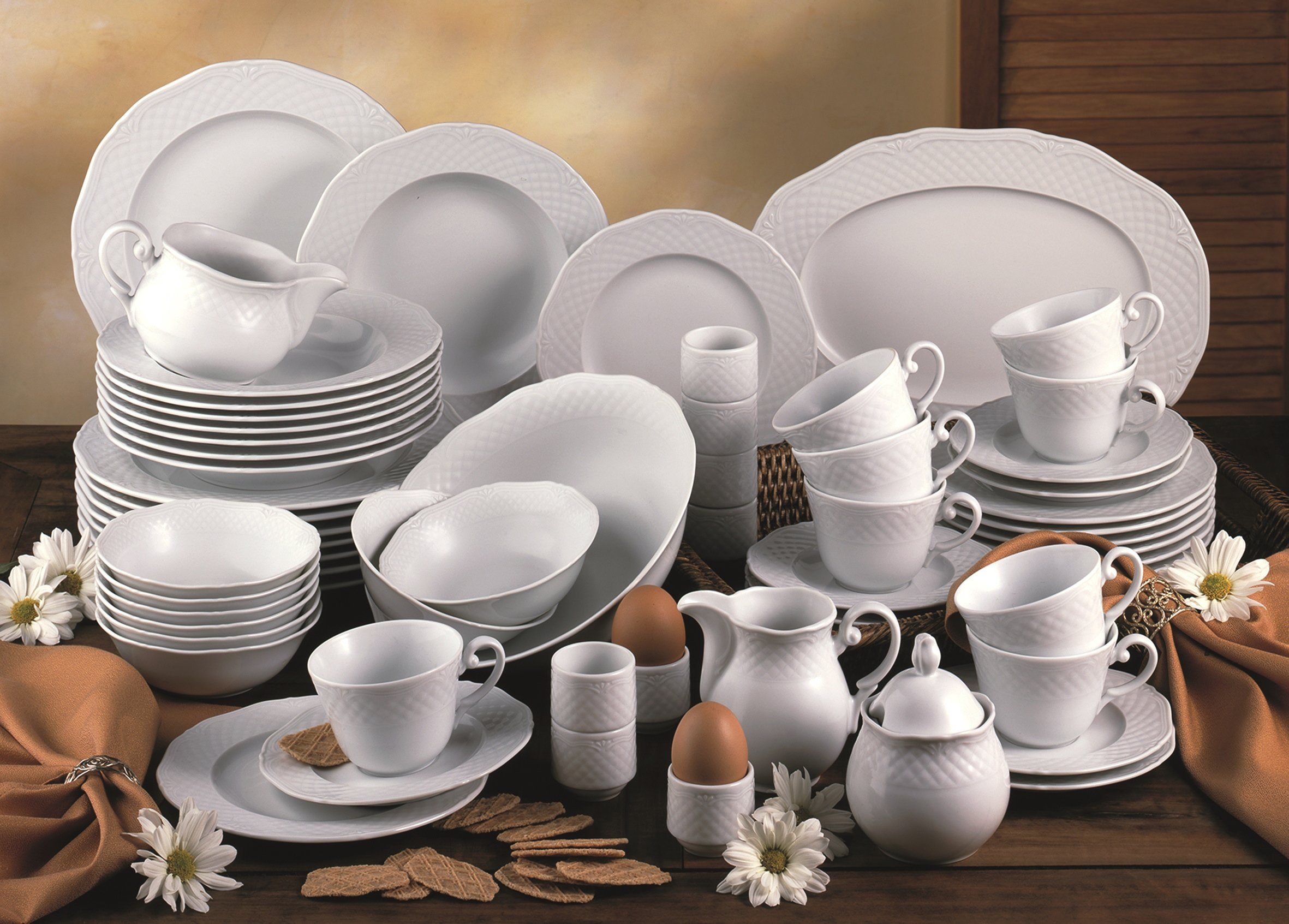 Aus Teile, für 8 hochwertigem 61 8 Arianne Porzellan, Kombiservice Geschirr-Set CreaTable Personen, Form, hergestellt Porzellan (61-tlg), klassische, Service, weiß, Personen,