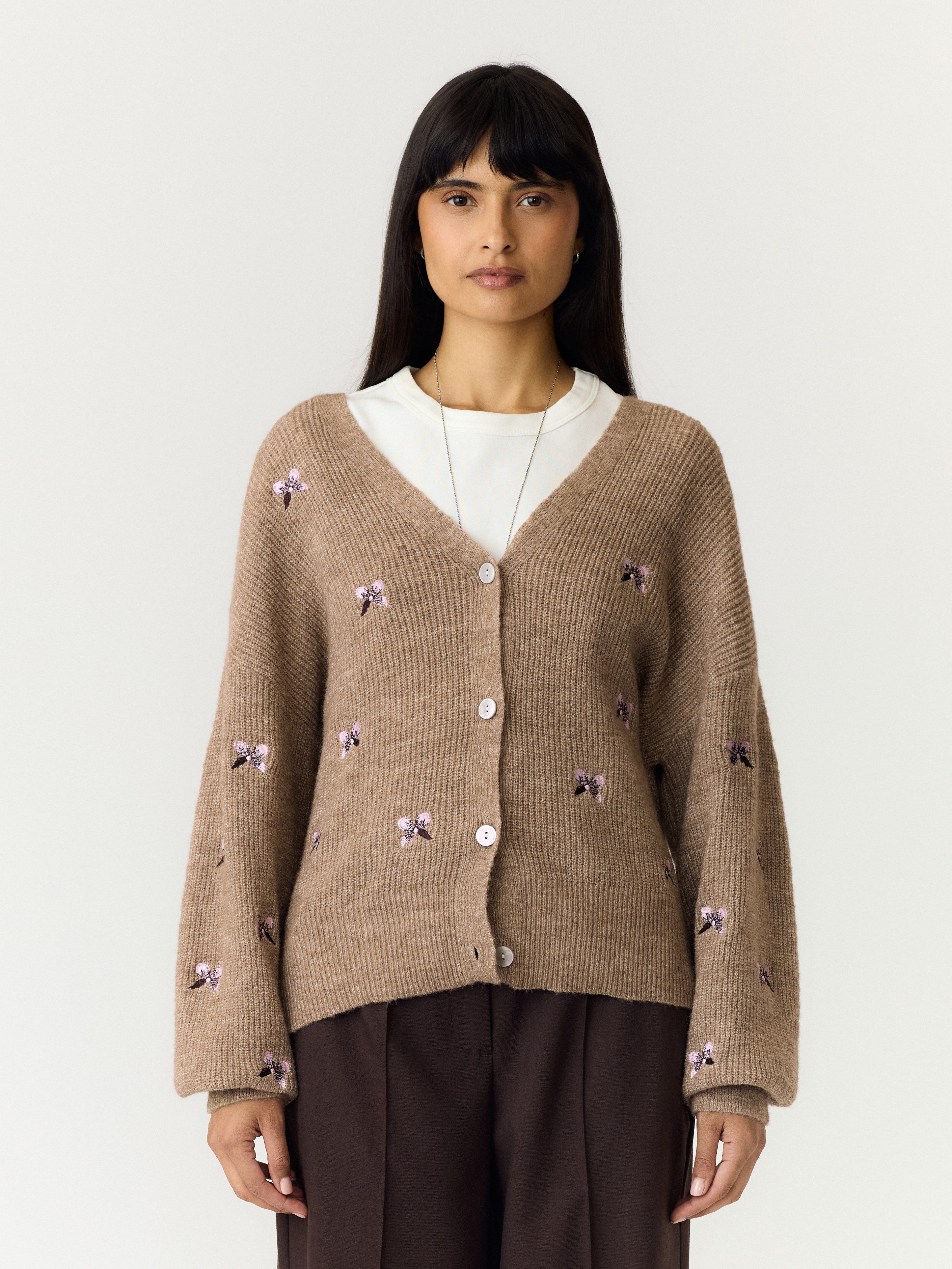 Y.A.S Strickjacke YASFLEUR LS KNIT CARDIGAN S. NOOS Materialmix, regular fit, bestickt