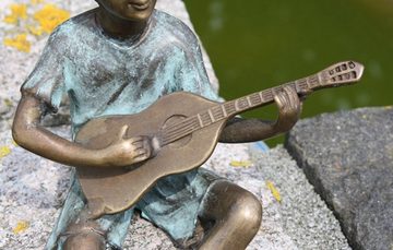 Bronzeskulpturen Skulptur Bronzefigur sitzender Junge mit Gitarre Wohndekoration