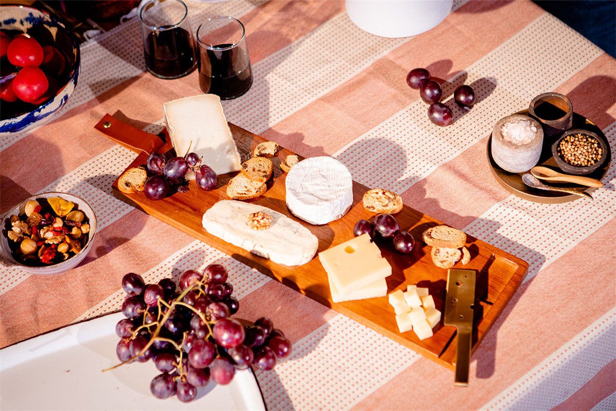 DOIY Käsebrett Cheeseporn Long, Akazienholz, (Schneidbrett mit Riemen, 1-St., Magnet, inkl. 1 Käsemesser), ca. 50 x 17 x 1,5 cm