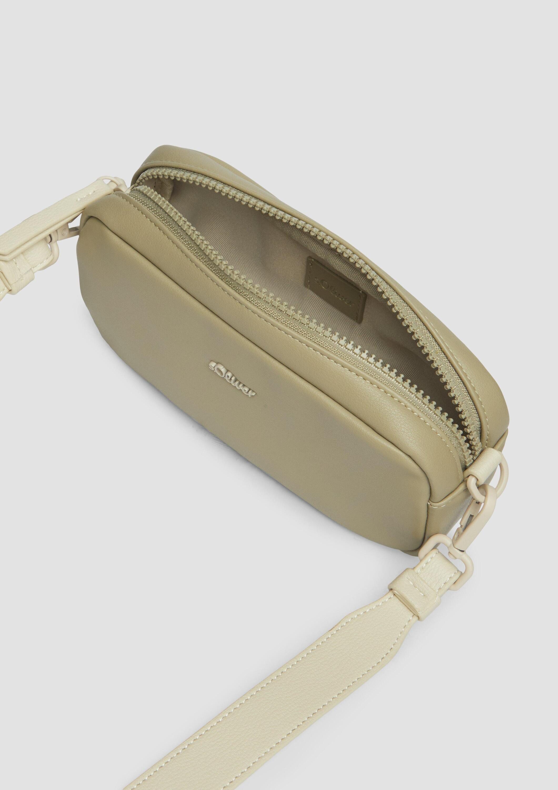 s.Oliver Umhängetasche Tasche, Lässige Camera-Bag mit Logo-Detail und abnehmbarem Schulterriemen
