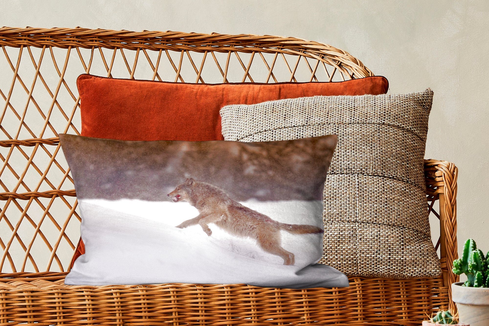 Wohzimmer Dekokissen MuchoWow Wolf läuft Zierkissen, Dekokissen Dekoration, Schlafzimmer Füllung, Schnee, im mit