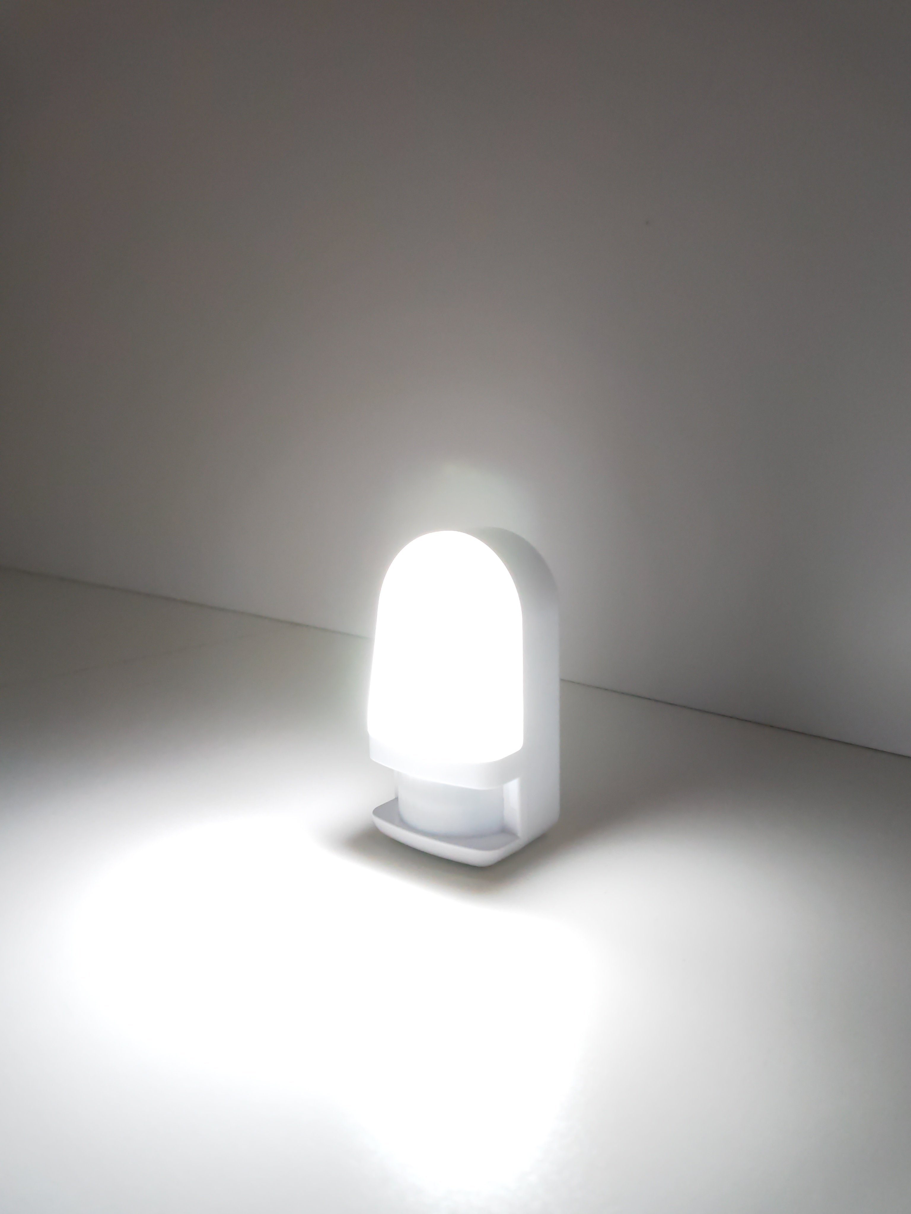 TRANGO LED Nachtlicht, Bewegungsmelder, 11-039 LED Sensor Nachtlicht in Weiß mit Automatikfunktion I Betrieb mit 3x AAA Batterie (nicht enthalten) mit Bewegungssensor, Tageslichtweiß, Sicherheitslicht, Orientierungslicht, Einschlafhilfe