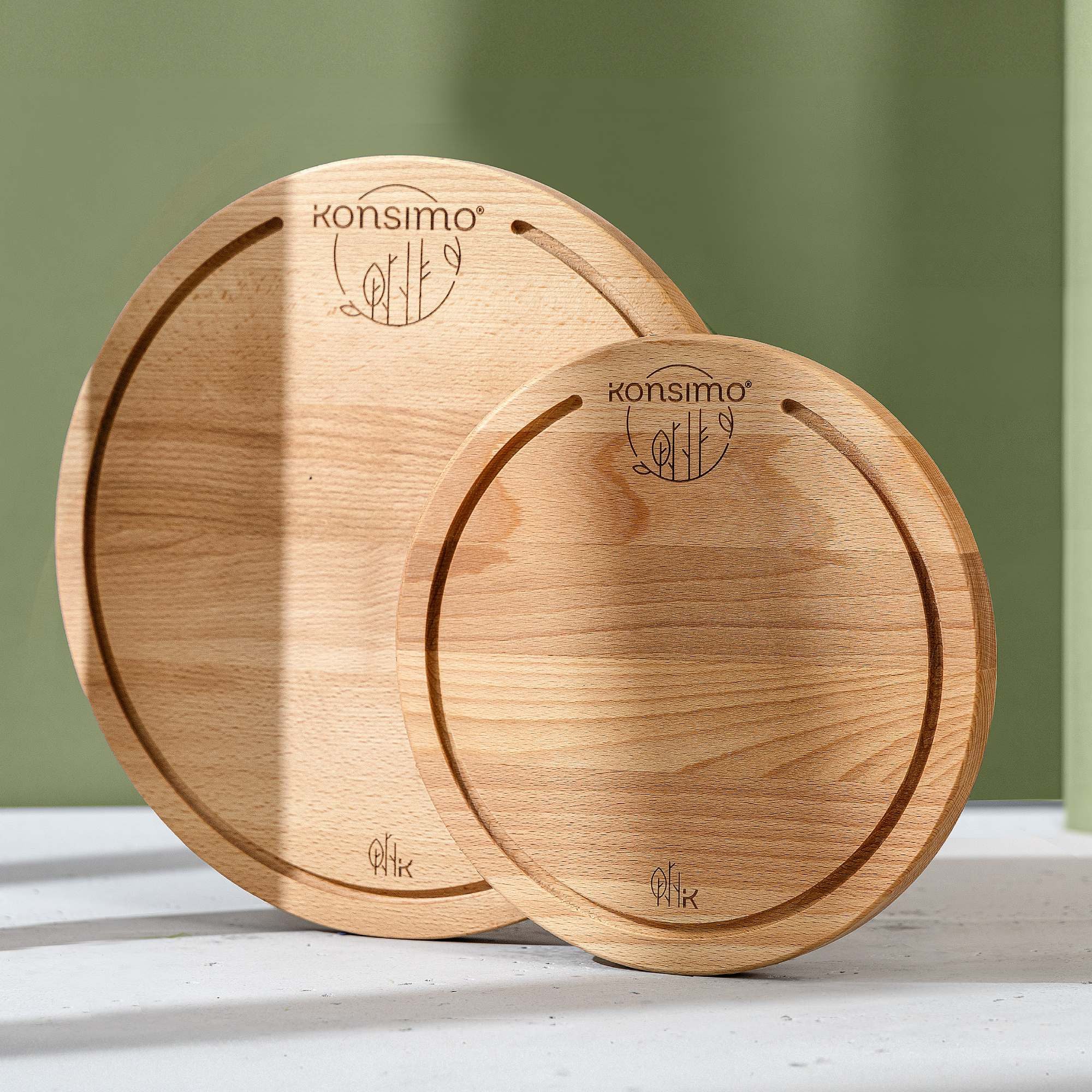 KONSIMO® Schneidebrett LESTE Runde Designschneiderbrett-Set, Massivholz, Servierbrett, Buchenholz, (2 Stück, Maße: ø25cm, h. 2cm & ø32cm, h. 2cm, 2-St), hergestellt in der EU, 2-er Set, mit Saftrillen, Handarbeit