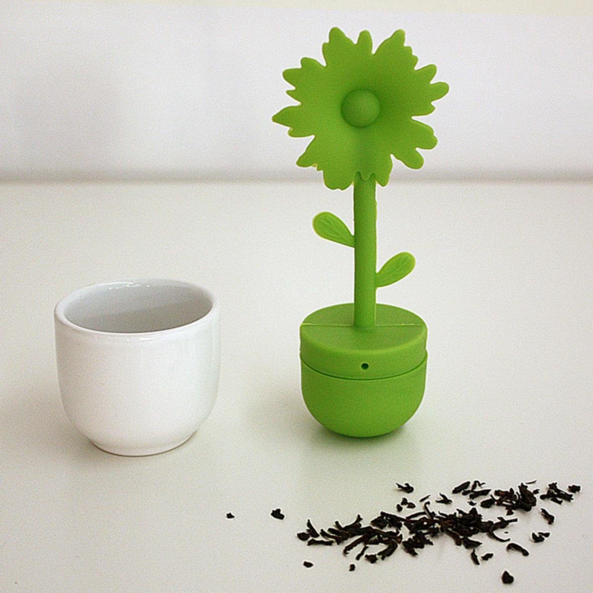 Zone Denmark Teesieb ZONE 3-tlg. Set TEE-EI Blume Grün mit weißer Keramik-Halterung, Silikon, Keramik, (Set, 3-St., Tee-Sieb incl. Keramik-Halterung)