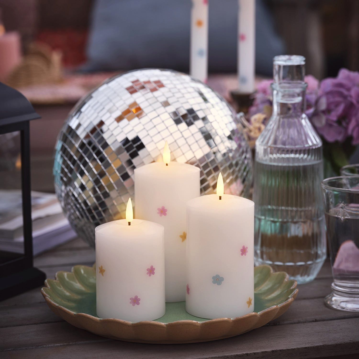 Lights4fun LED-Kerze 3er Set TruGlow® LED-Kerzen mit Blumen & Fernbedienung – Bild 4 von 5