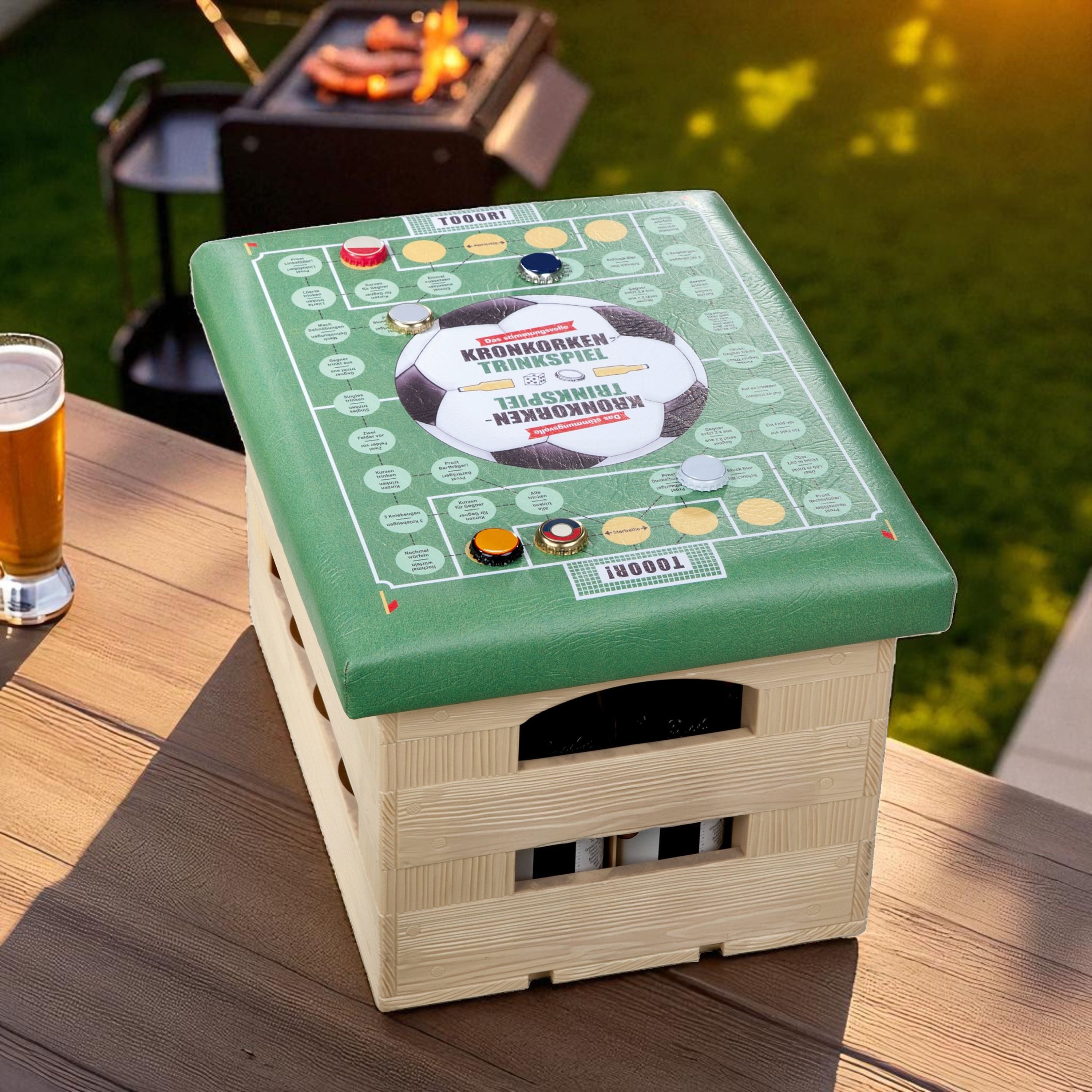 Cult at Home Hocker KRONKORKENSPIEL - Bierkasten Aufsatz - Fußball - Sitzauflage (1xSitzauflage für Bierkiste, Bierkastenauflage - Hocker), Bierkiste Bierkasten Sitzkissen Kissen mit Bier Männergeschenk