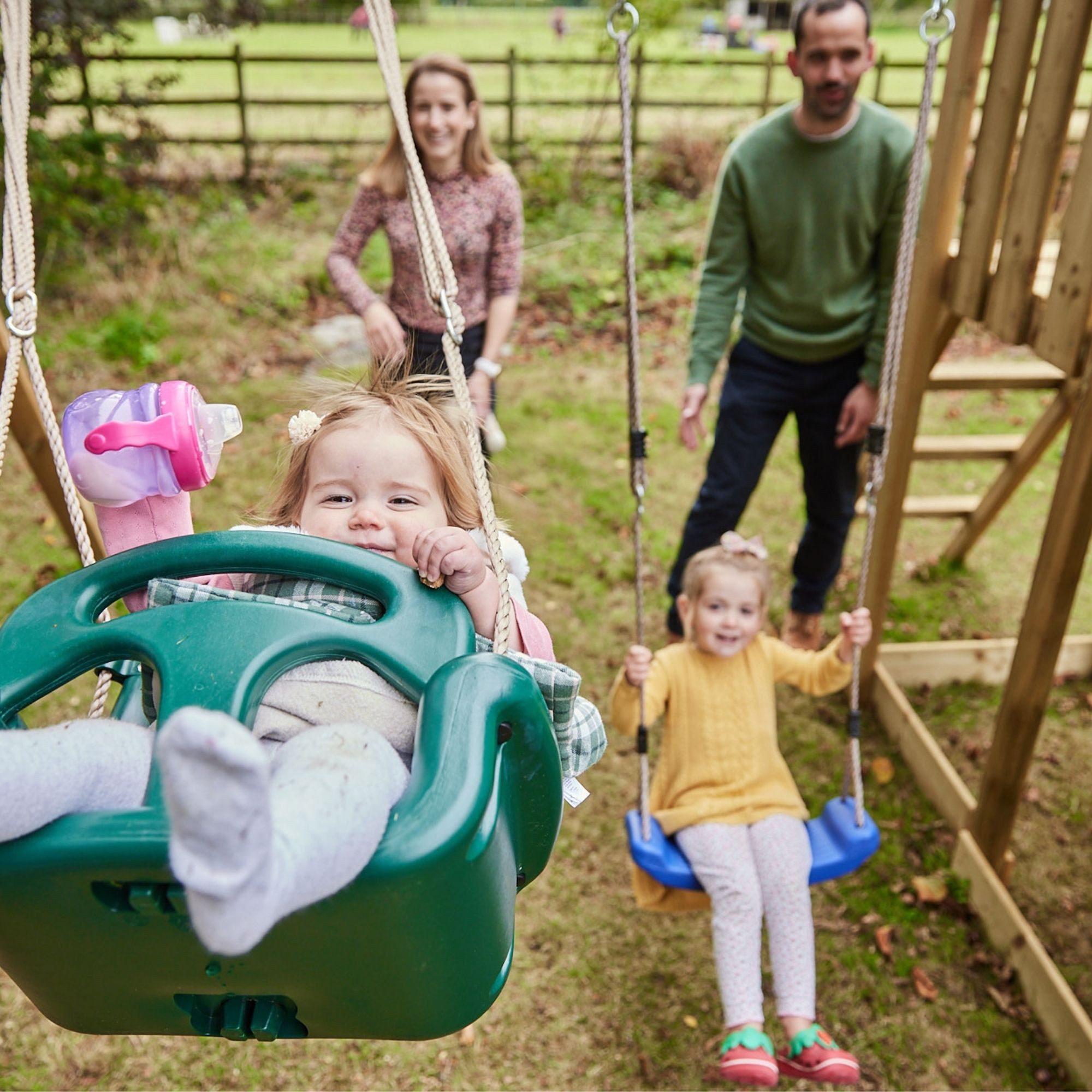 Wickey Doppelschaukel Aero Star – Robuste Holzschaukel mit 2 Schaukelsitzen, (Gartenschaukel mit Holzrahmen & höhenverstellbaren Sitzen, Familien-Schaukel für zwei Kinder - Erweiterbar mit Wickey Zubehör), Kompakte Maße & modernes Design – passt in fast jeden Garten