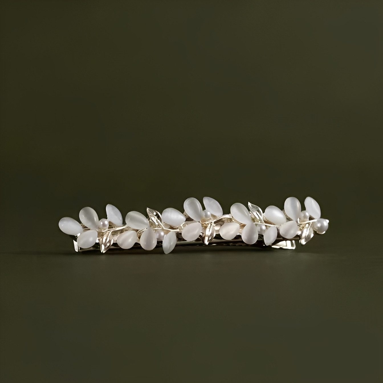 The Beauty House Haarspange stilvolle Damen Haarklammer mit weißen Blüten aus Edelstein, romantischer Haarschmuck für Alltag, Hochzeit & Party