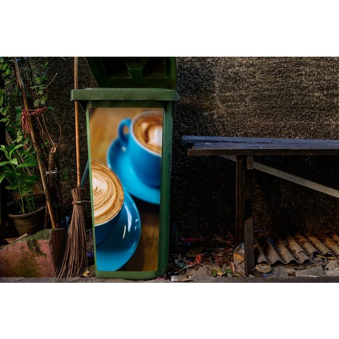 MuchoWow Wandsticker Zwei blaue Kaffeetassen auf einem Holztisch (1 St) Mülleimer-aufkleber Mülltonne Sticker Container Abfalbehälter