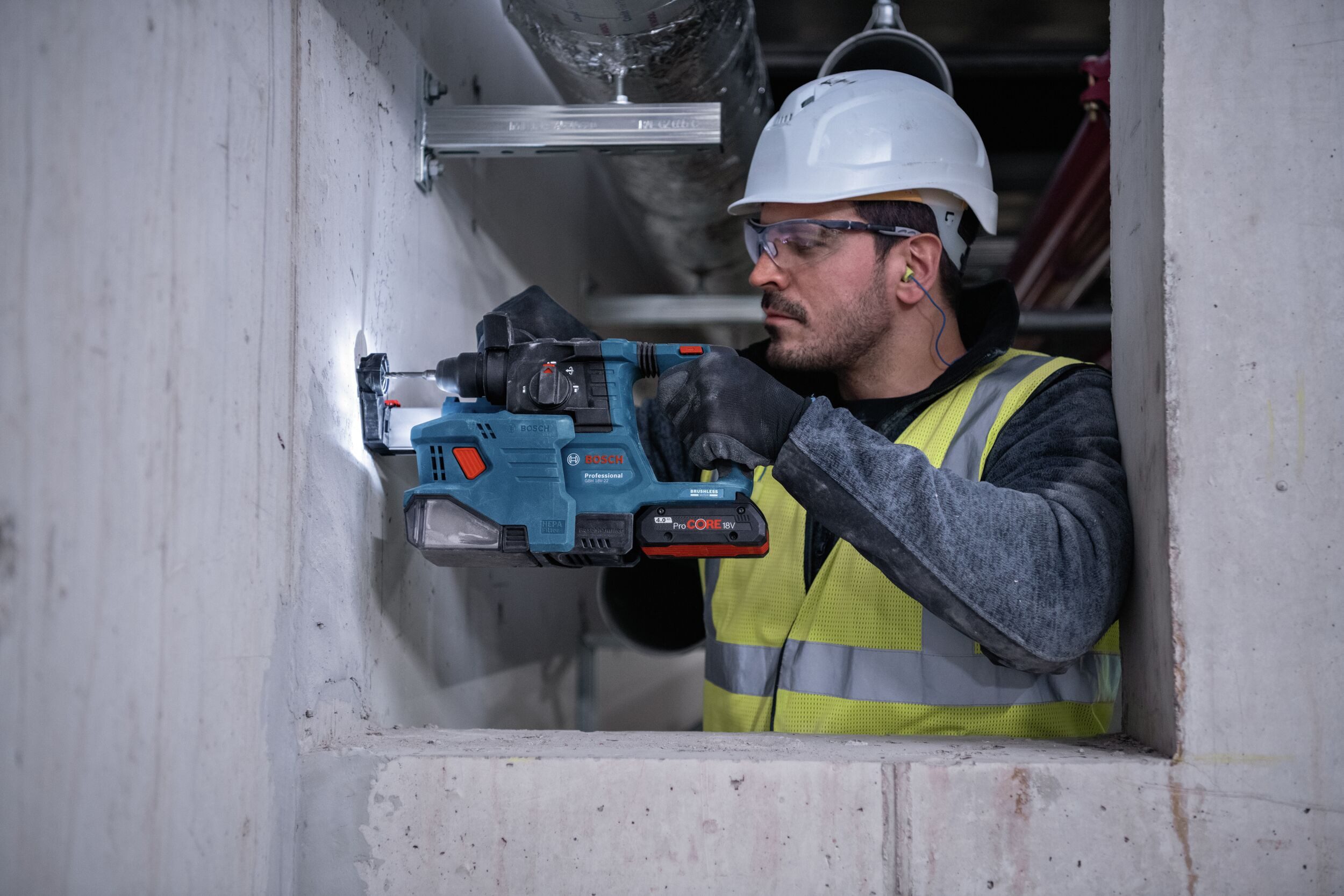 BOSCH Akku-Kombibohrhammer GBH 18V-22, 18 V, max. 1050 U/min, Bohrhammer mit SDS plus Ohne Akku - im Karton