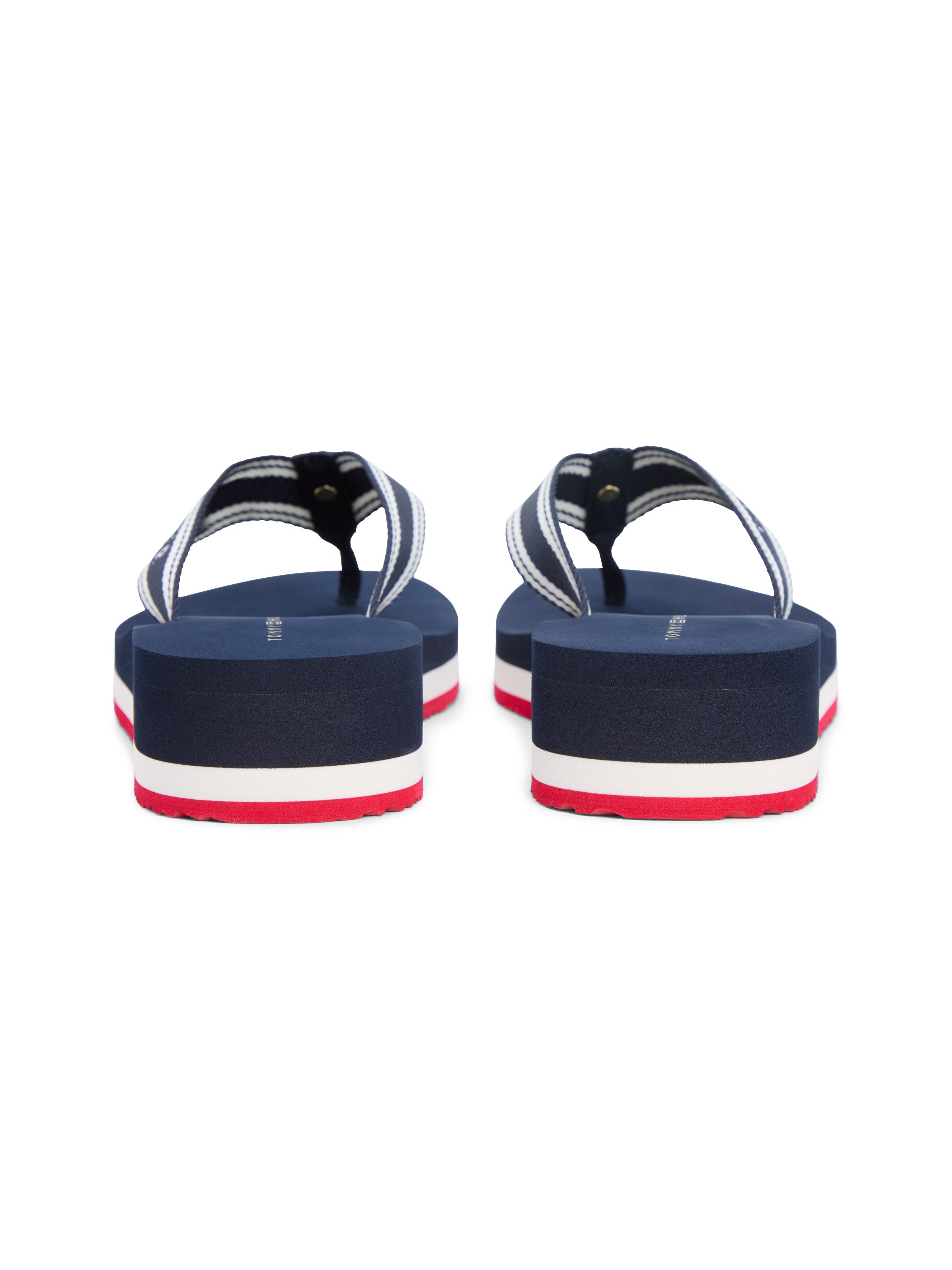 Tommy Hilfiger TH FLAG PRINT SUMMER SANDAL Zehentrenner Keilabsatz, Plateau, Sommerschuh, Dianette mit gestreifter Bandage