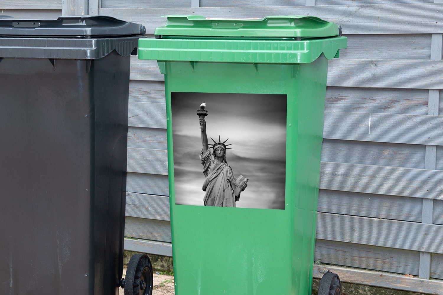 St), Abfalbehälter Sticker, Weiß - - Mülltonne, MuchoWow New Freiheitsstatue (1 Mülleimer-aufkleber, York Container, - Wandsticker Schwarz