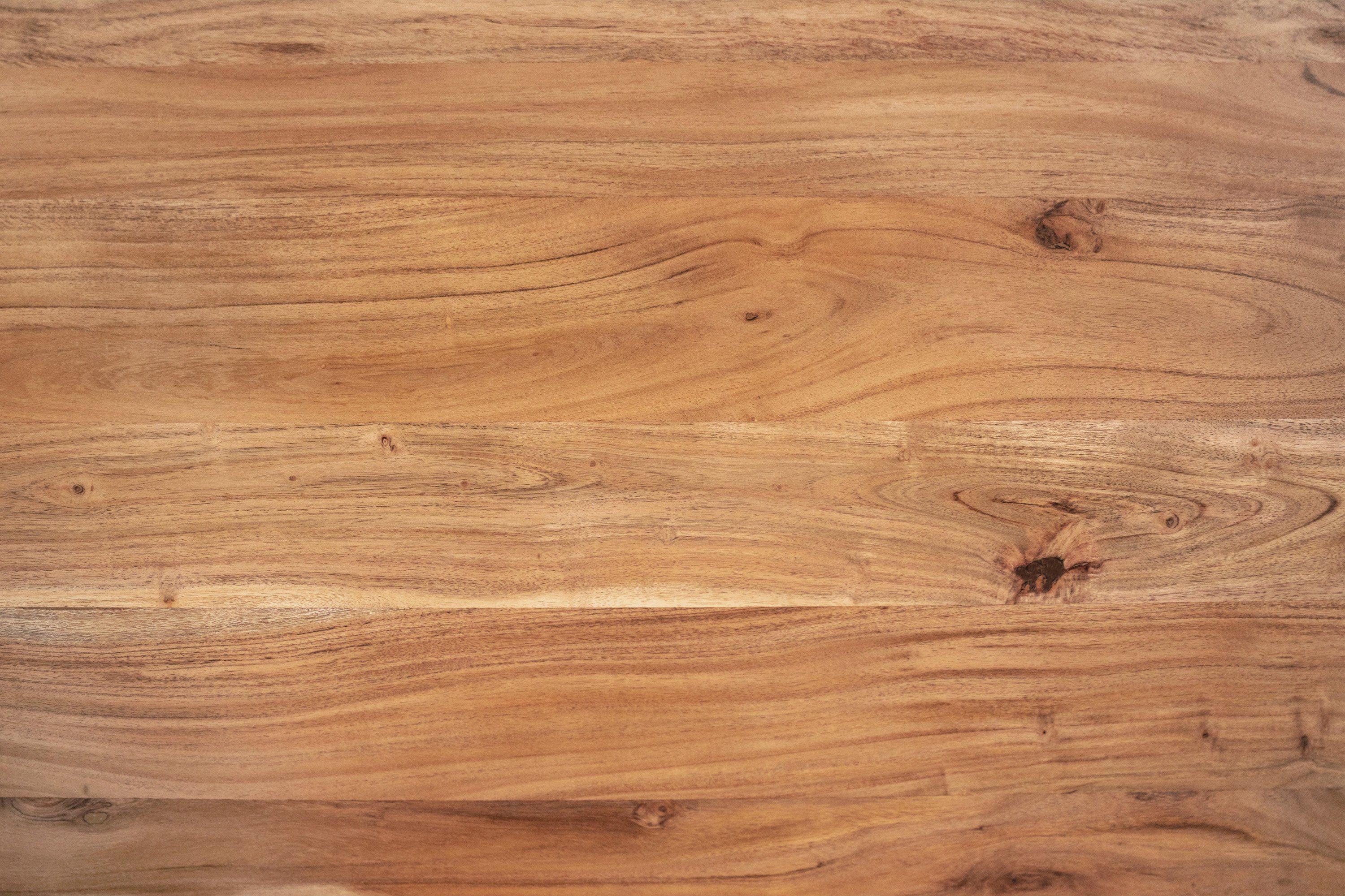 in A-Gestell Junado® Nussbaum- Naturfarben, oder Cali, Baumkantentisch massiv, Akazienholz