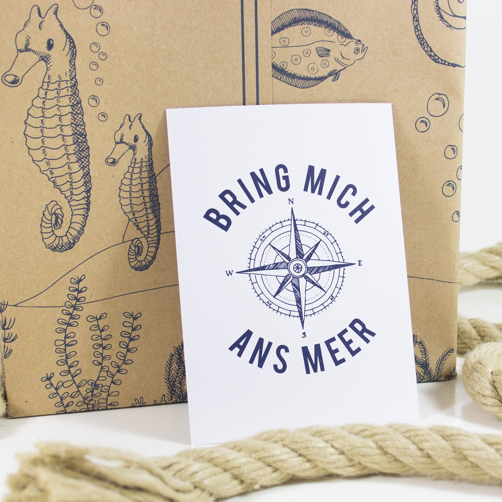 Bow & Hummingbird Postkarte Postkarte Bring mich ans Meer, 100 % Recyclingpapier