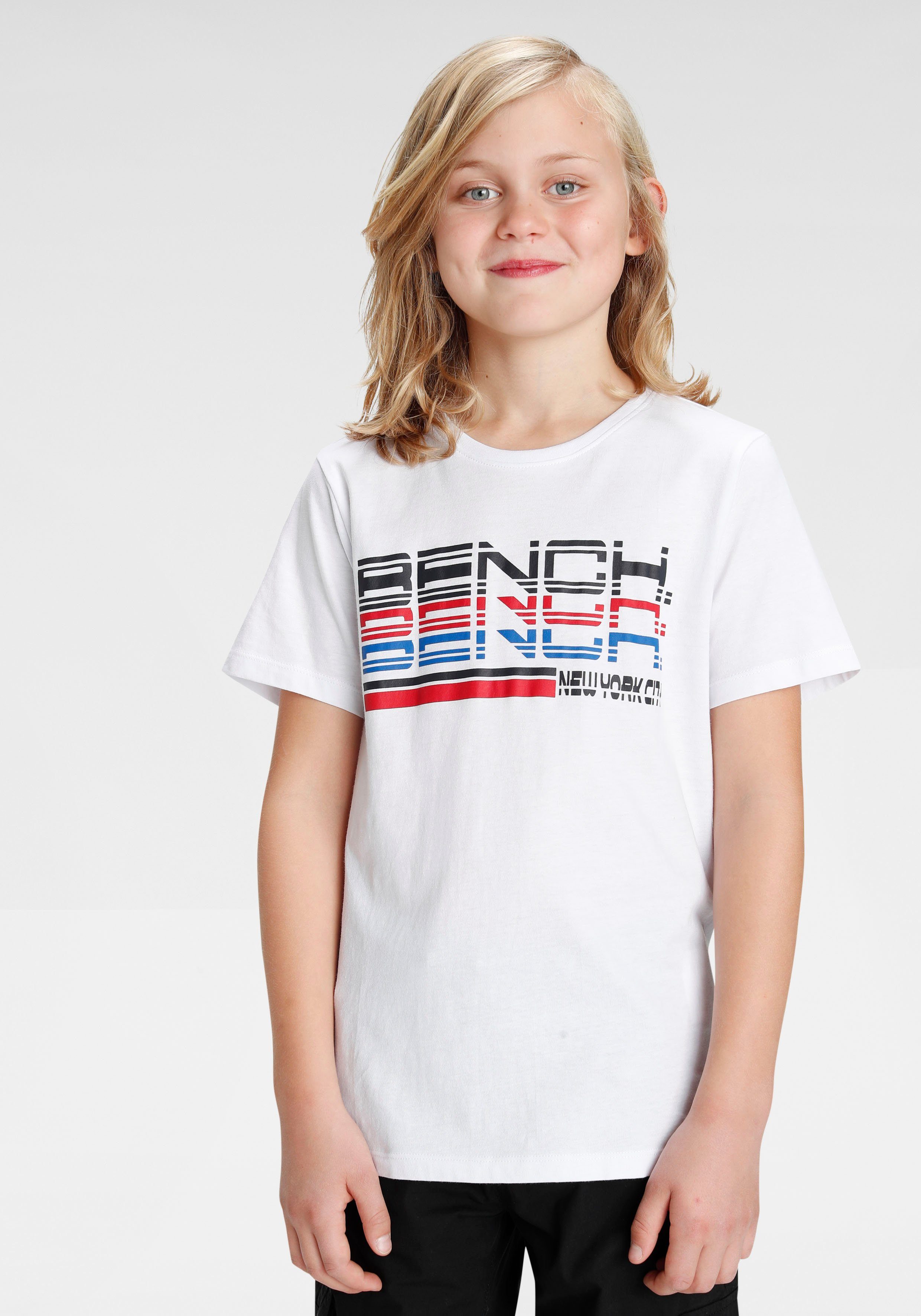 T-Shirt trendiger Bench. Logoprint