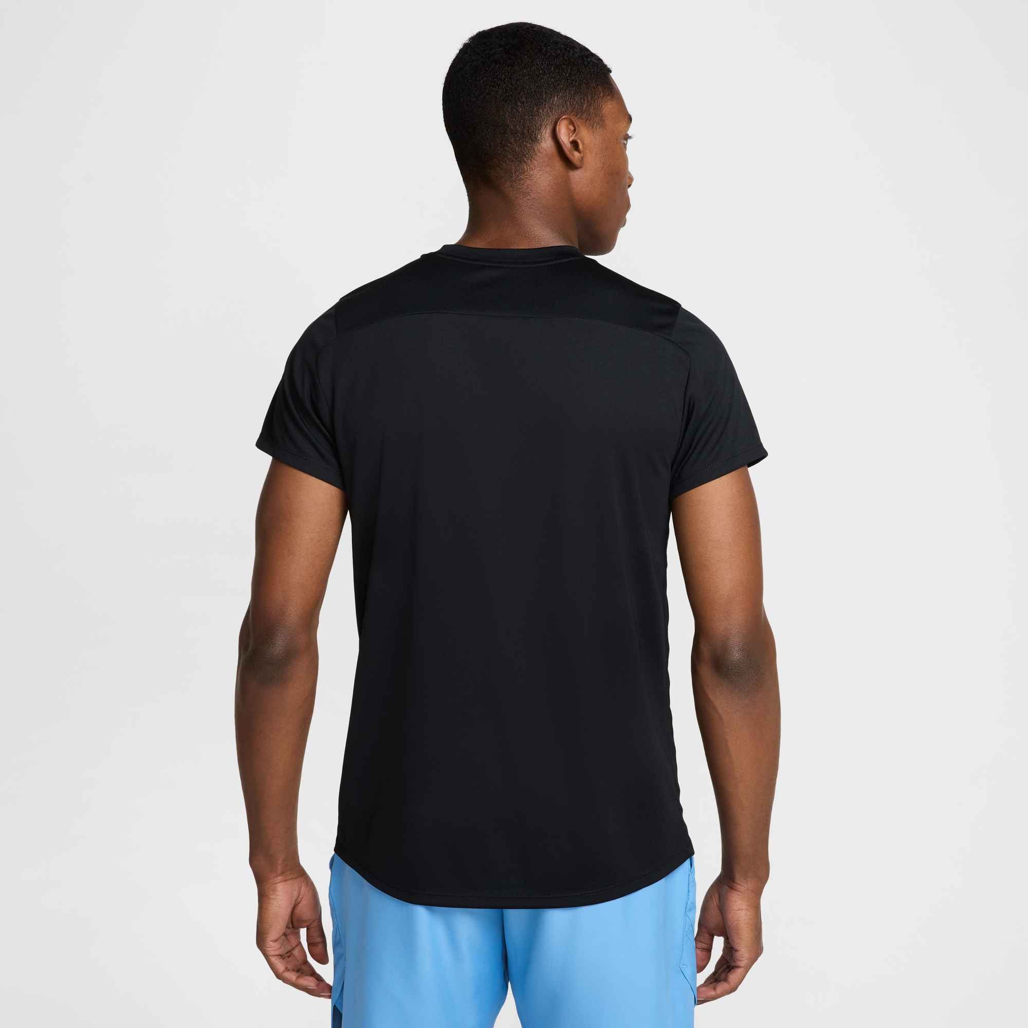 Nike T-Shirt NikeCourt Victory Men's Dri-FIT Tennis Top gerader Schnitt, hüftbedeckende Länge, Rundhalsausschnitt