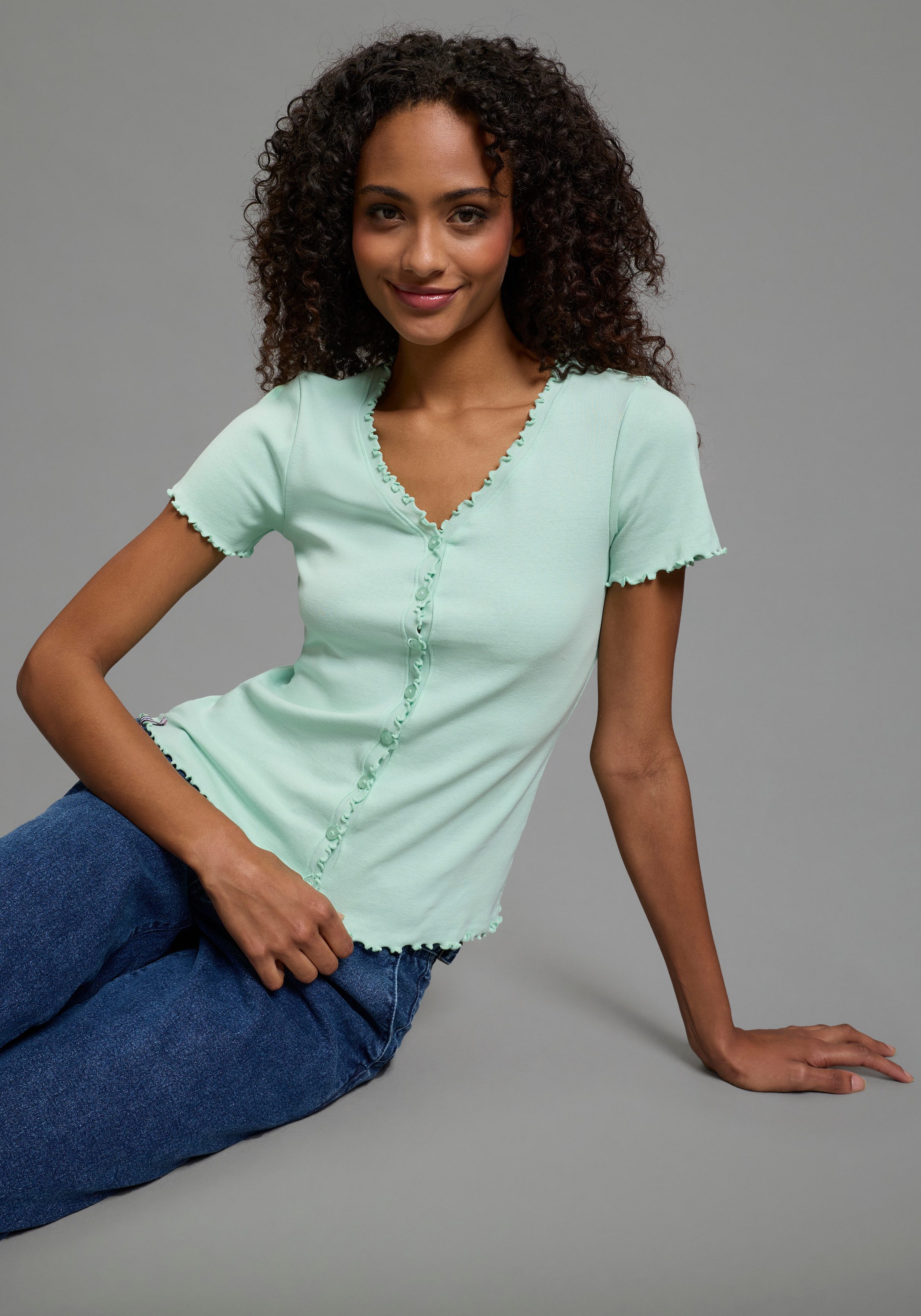 KangaROOS T-Shirt mit Knopfleiste und verspieltem Rollsaum. € 24,99, (€ 24,99 pro 1 Stk).