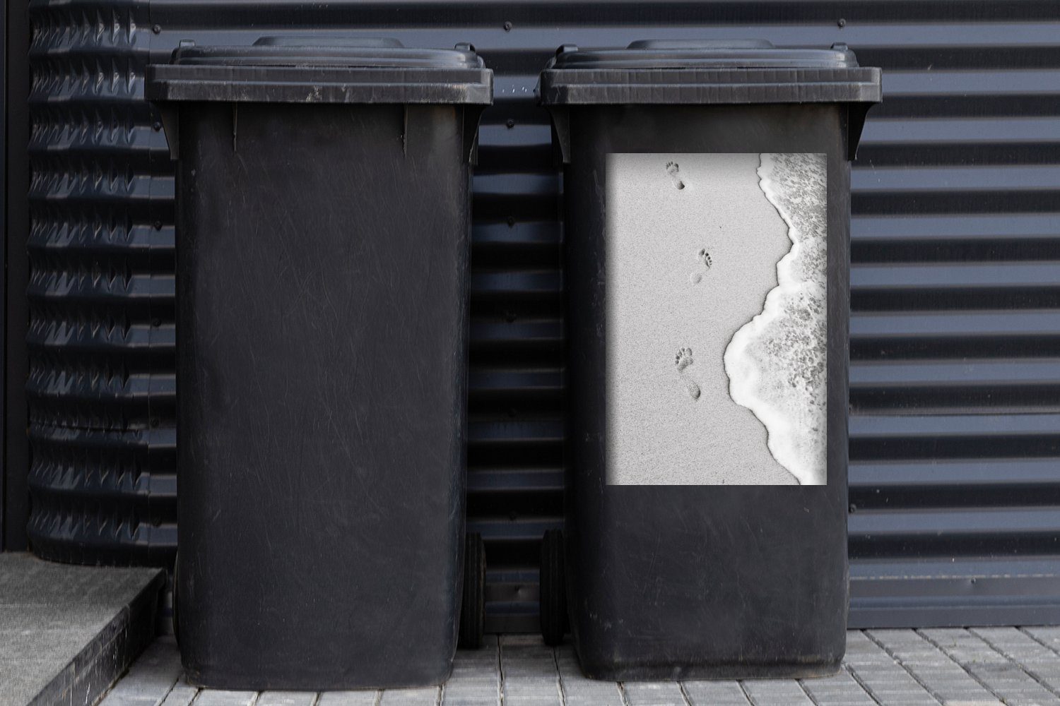 Wandsticker St), Container, Sand Hintergrund (1 Abfalbehälter als Mülleimer-aufkleber, Sticker, Mülltonne, natürlicher MuchoWow Füße im