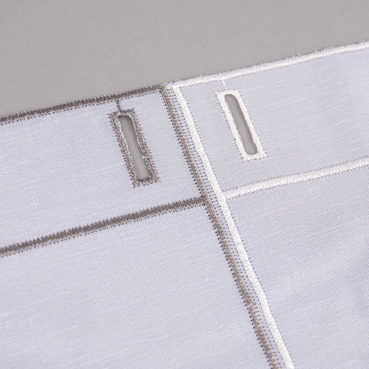 SCHÖNER LEBEN. Meterware Scheibengardine nähfrei Stickerei Hirsch wollweiß grau 30cm, leicht perforiert, Batist, bestickt