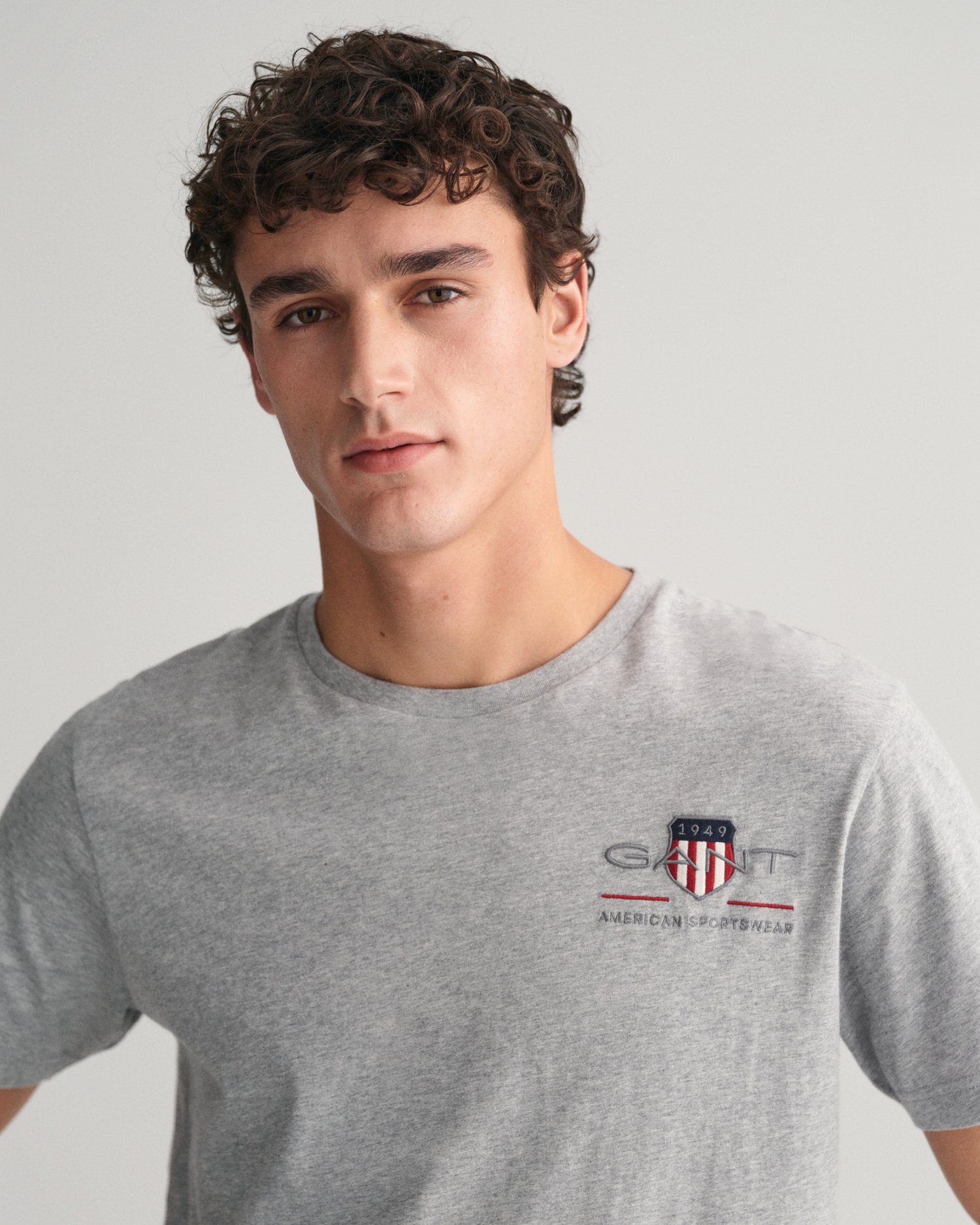 Gant T-Shirt REG ARCHIVE SHIELD EMB SS T-SHIRT von dem Archiv aus den 1980er-Jahren inspiriert