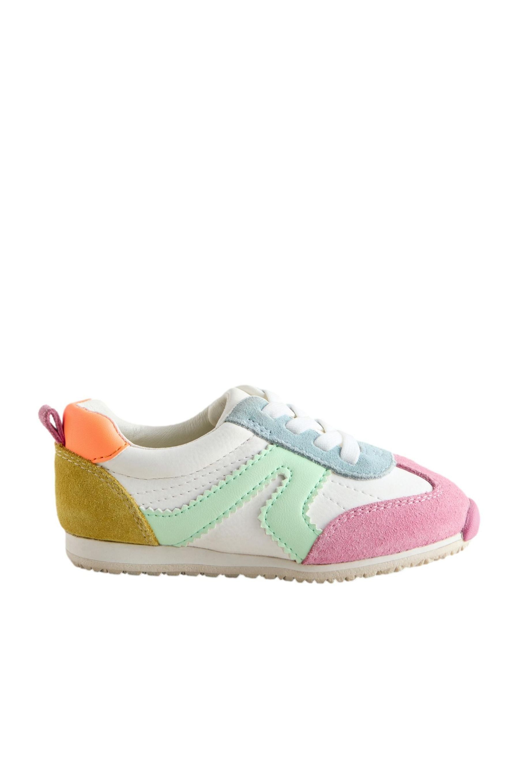 Elastischer Sportschuh mit Schnürung Sneaker