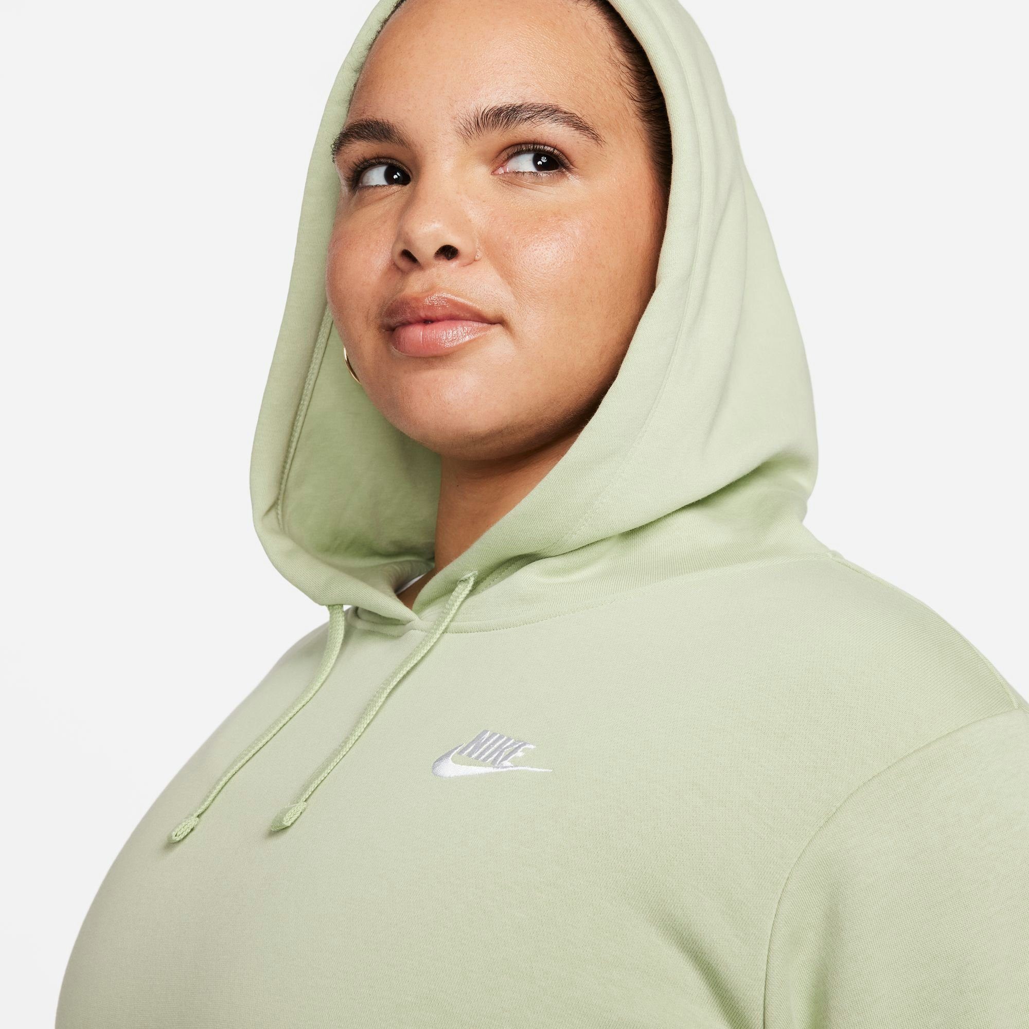 Nike Sportswear Kapuzensweatshirt FLEECE SIZE) CLUB HONEYDEW/WHITE (PLUS WOMEN'S PULLOVER HOODIE