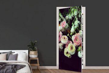 MuchoWow Türtapete Pastellfarbene Blumen auf schwarzem Hintergrund, Matt, bedruckt, (1 St), Fototapete für Tür, Türaufkleber, 75x205 cm