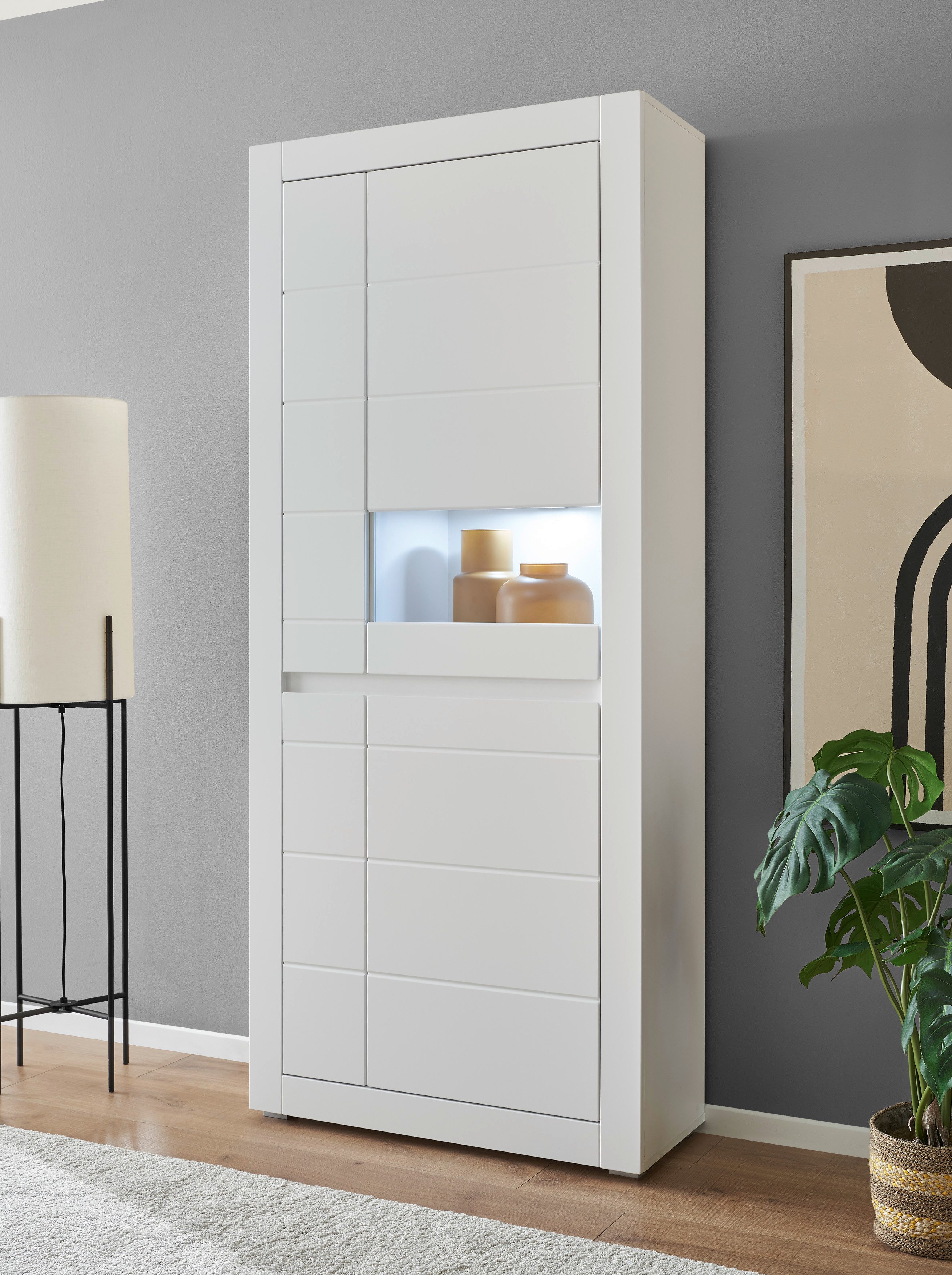 INOSIGN Vitrine Chester, Hochschrank mit Stauraum, Glasvitrine, Anrichte, Weiß Matt (1-St) austauschbare Blende in der Griffleiste, zeitloses Design, 85 cm breit