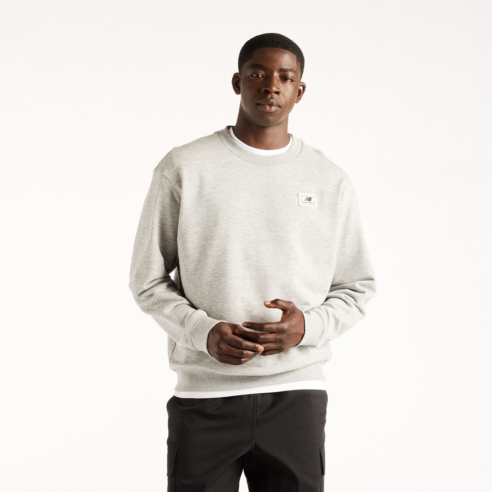 New Balance Sweatshirt WOVEN LABEL CREW klassischer Schnitt, mit Grafik-Print auf dem Rücken