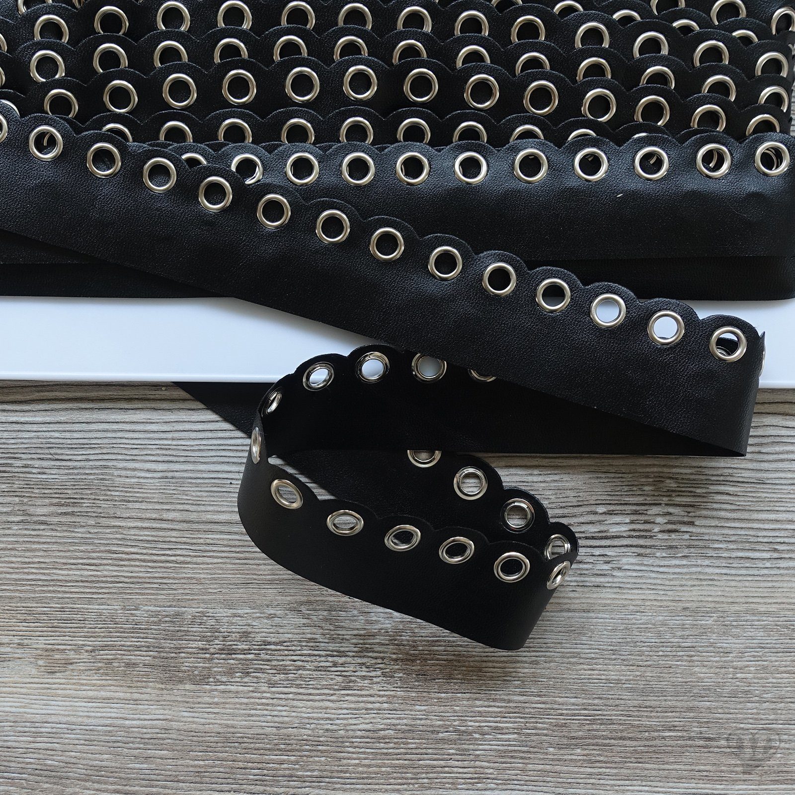 maDDma Ösenband 1m Ösenband Kunstleder schwarz mit eingestanzten runden Ösen