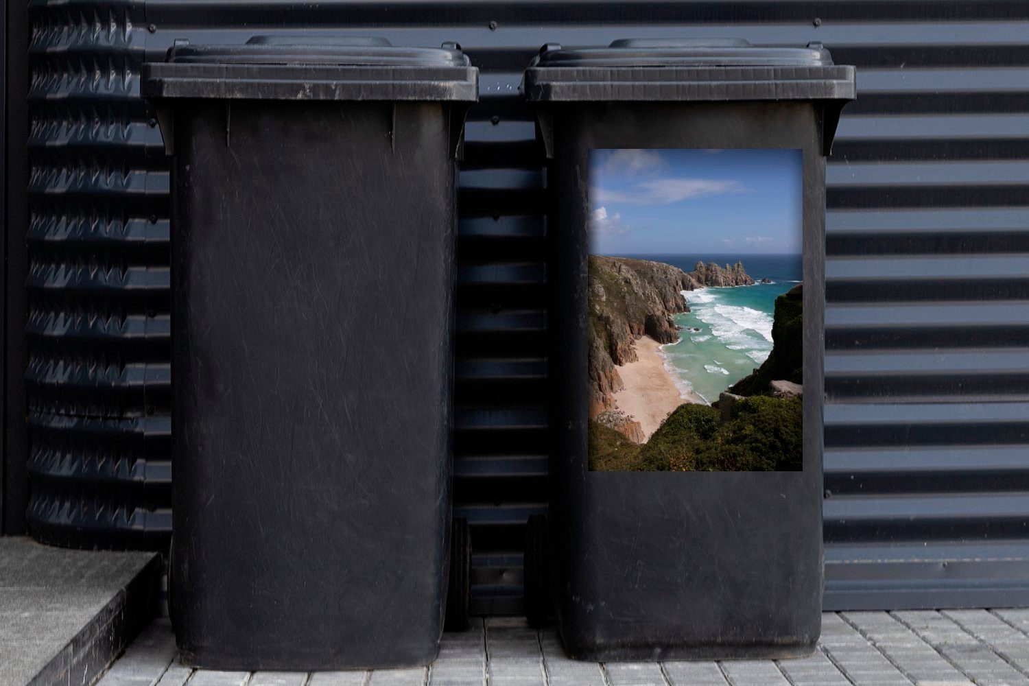 Mülltonne, Strand steile MuchoWow Sticker, (1 St), dem Abfalbehälter und von Wandsticker weitläufige Container, vor Mülleimer-aufkleber, Cornwall Klippe Eine
