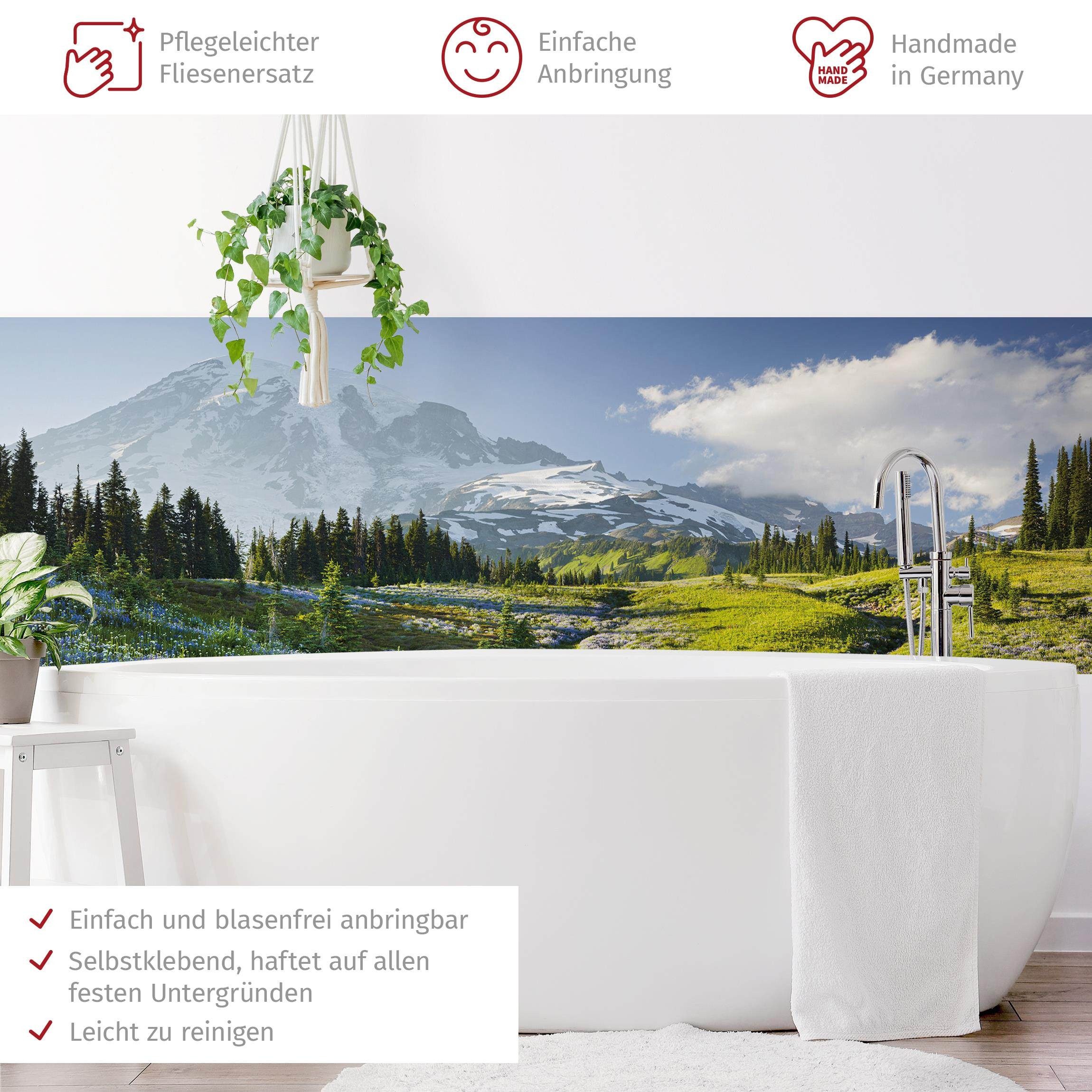 Bilderdepot24 Badrückwand grün fugenlose Wandverkleidung Bad mit Motiv, (Hartfolie matt » Selbstklebend SMART 0,35 mm), wasserfestes Wandpaneel Bergwiese blauen Blumen Rainier