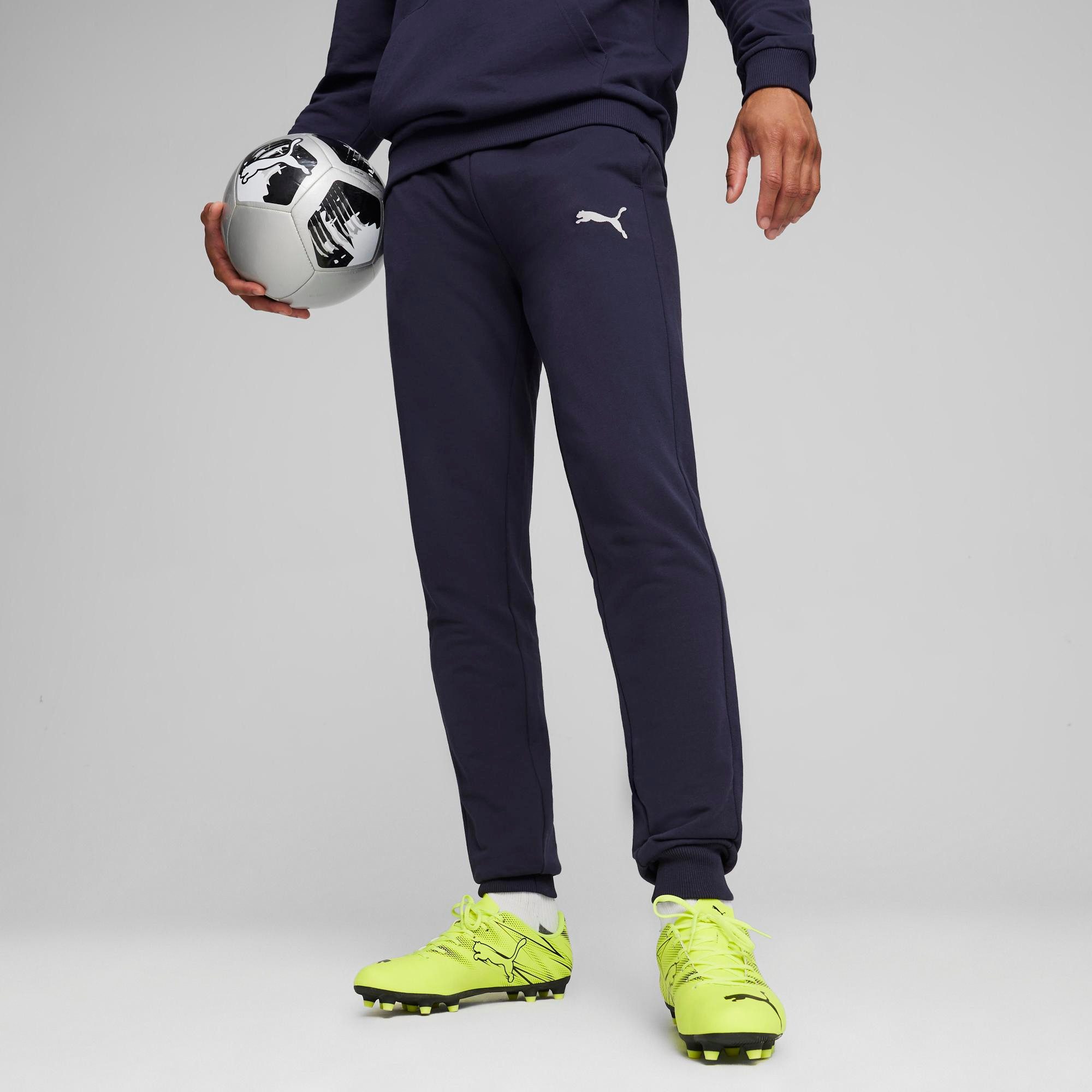PUMA Trainingshose TEAMGOAL CASUALS PANTS Slim Fit Passform, für Fußball und sportliche Aktivitäten