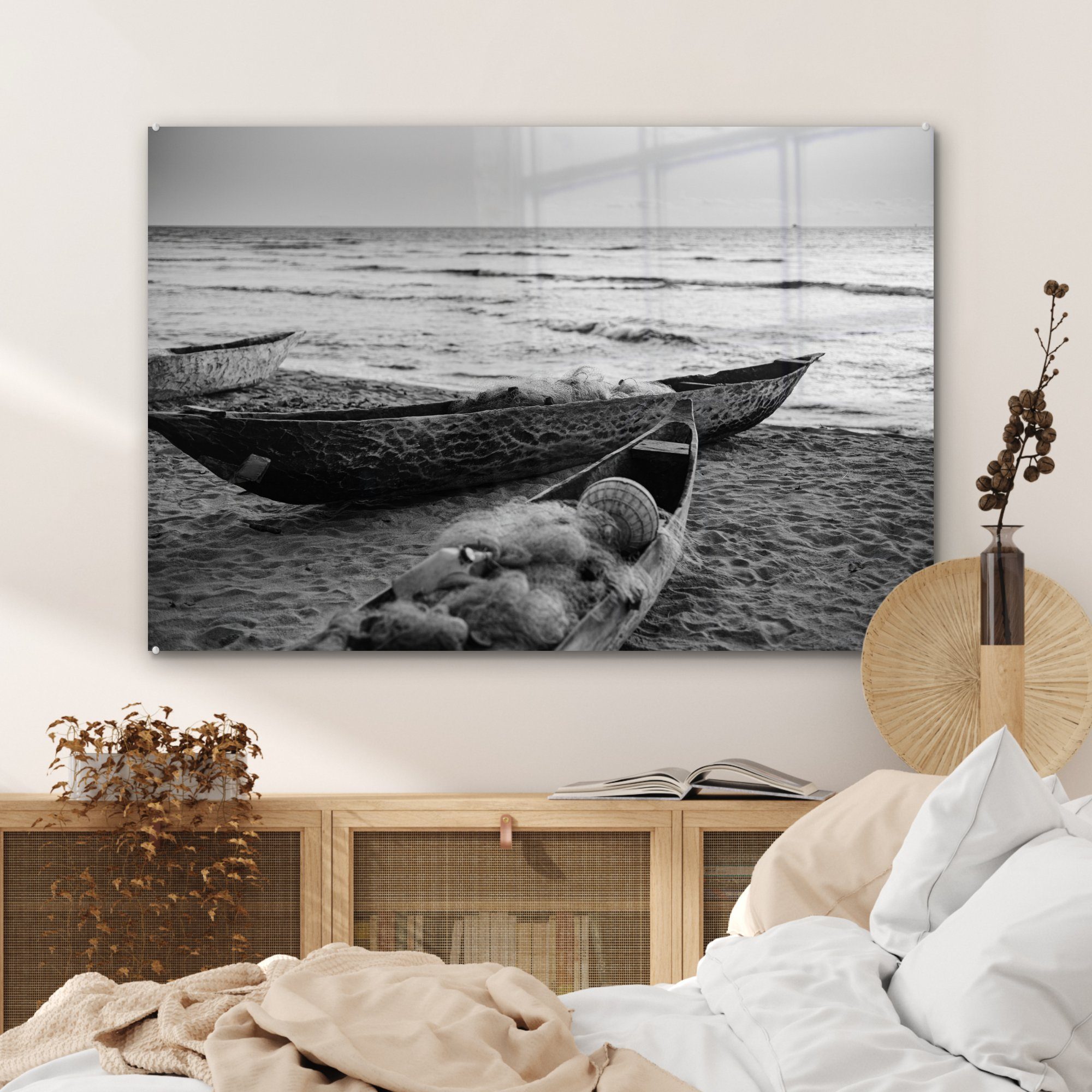 MuchoWow Acrylglasbild Boote am Strand weiß, (1 - St), Schlafzimmer Acrylglasbilder & und Wohnzimmer schwarz