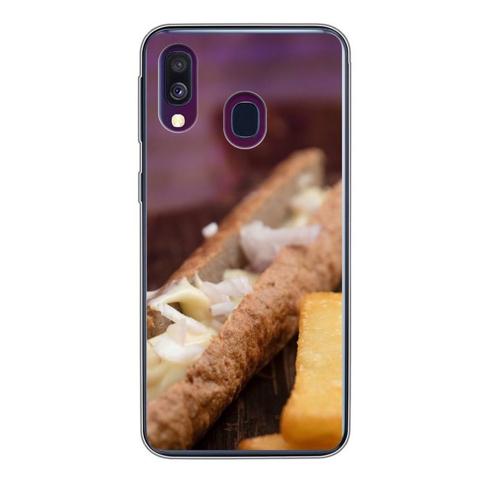 MuchoWow Handyhülle Ein Frikandel mit kleinen Pommes frites auf einem Holzbrett Handyhülle Samsung Galaxy A40 Smartphone-Bumper Print Handy