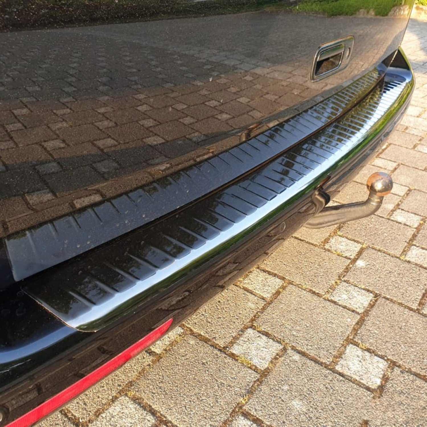 OMAC Ladekantenschutz für VW T5 Transporter Stoßstangenschutz Chrom Dunkel 2003-2015, Zubehör für VW T5 Transporter Multivan Caravelle 2003-2015, Langlebig,Einfache Reinigung,Einfache Installation,Rostbeständig