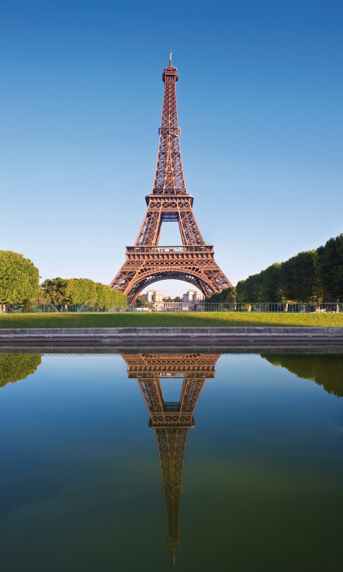 Rasch Fototapete Eifelturm Paris Frankreich - Vliestapete Braun Blau Grün, bedruckt, (1 Rolle, 1 St., Kollektion 'Magicwalls' - 2,65 m x 1,59 m), Lichtbeständige Farben - Feucht abwischbar - Restlost abziehbar