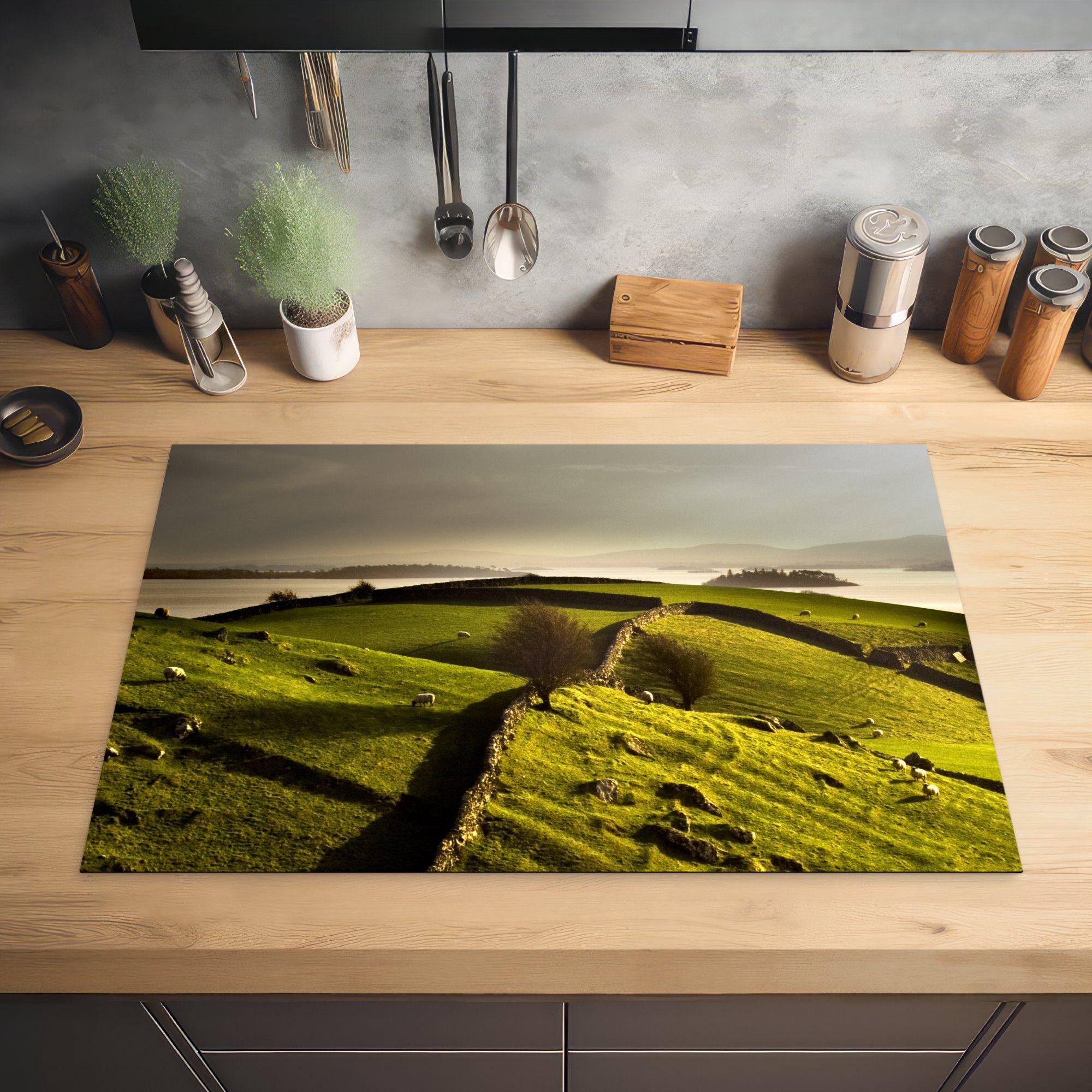 tlg), der in Vinyl, 81x52 MuchoWow küche, die Schutz Herdblende-/Abdeckplatte für (1 Induktionskochfeld Landschaft, Ceranfeldabdeckung Steinmauern irischen cm,