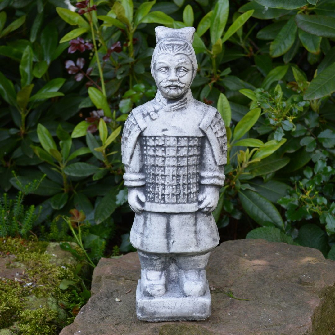 gartendekoparadies.de Gartenfigur Terrakotta Krieger China Steinfigur 34 cm Steinguss 3 kg, Frostsicher