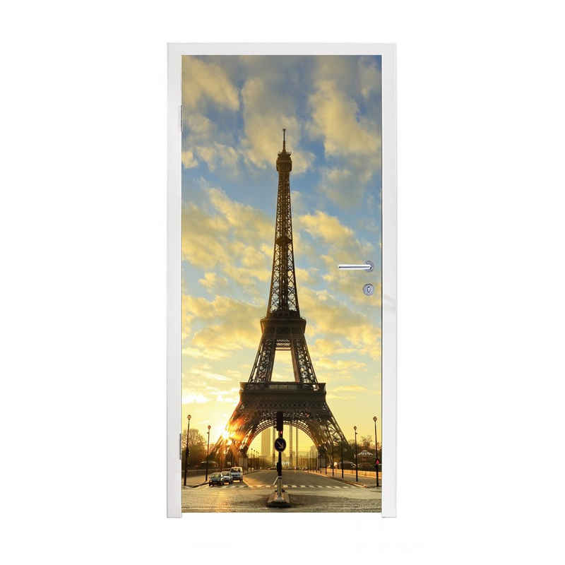 MuchoWow Türtapete Der Eiffelturm mit einem einzigartigen orangefarbenen Himmel aufgrund, Matt, bedruckt, (1 St), Fototapete für Tür, Türaufkleber, 75x205 cm